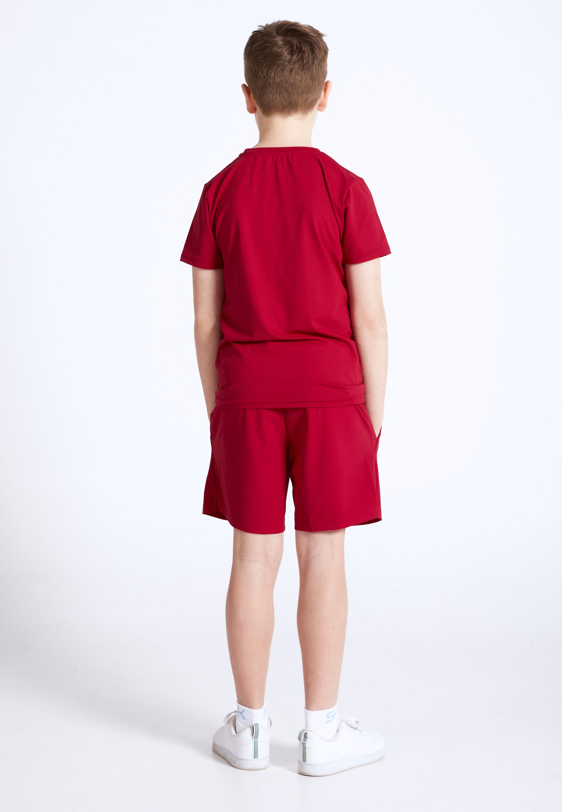 Junge in bordeaux rotem T-Shirt von Sportkind 