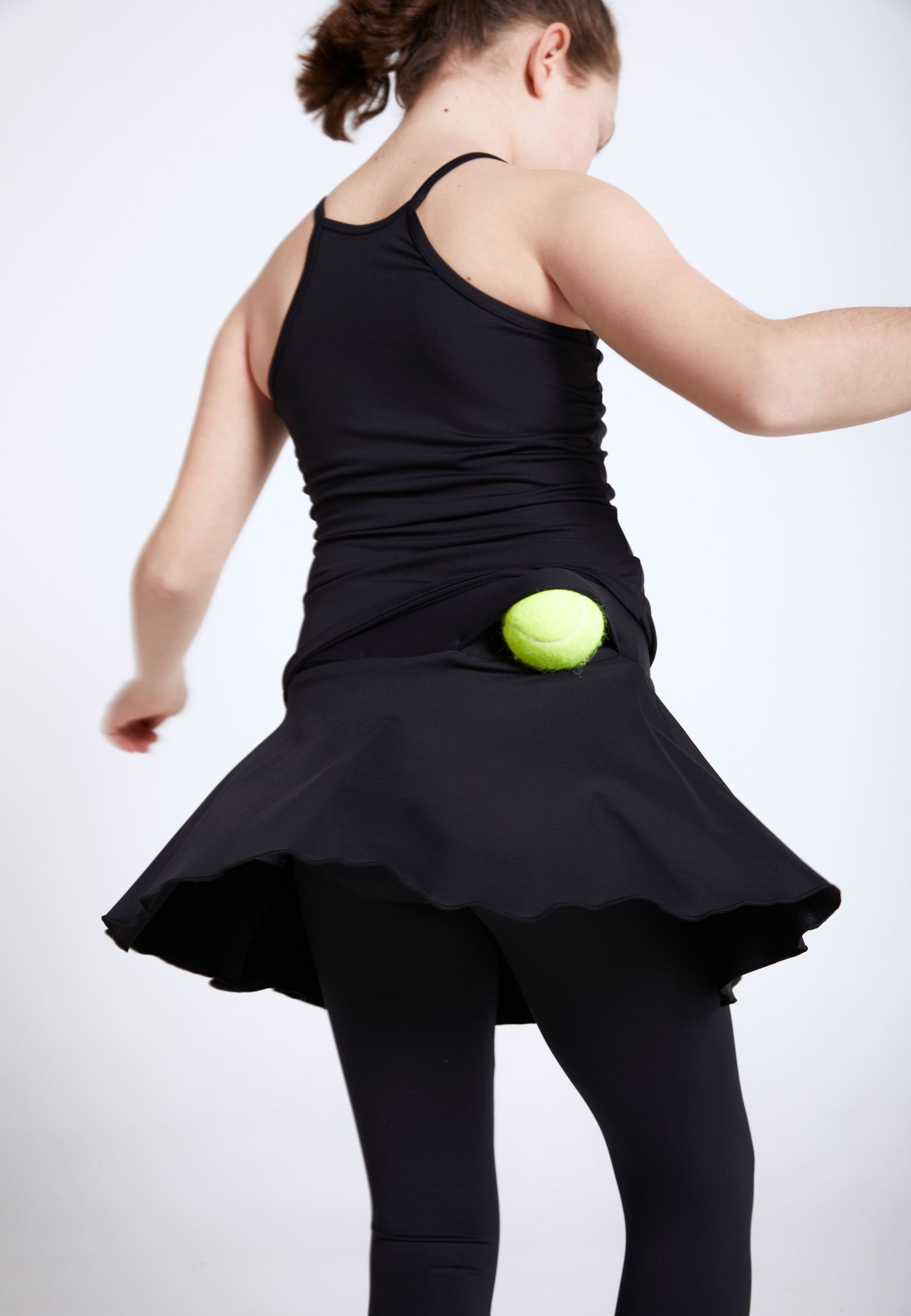 Fille avec jupe de tennis Advantage 2-en-1 avec leggings de SPORTKIND.