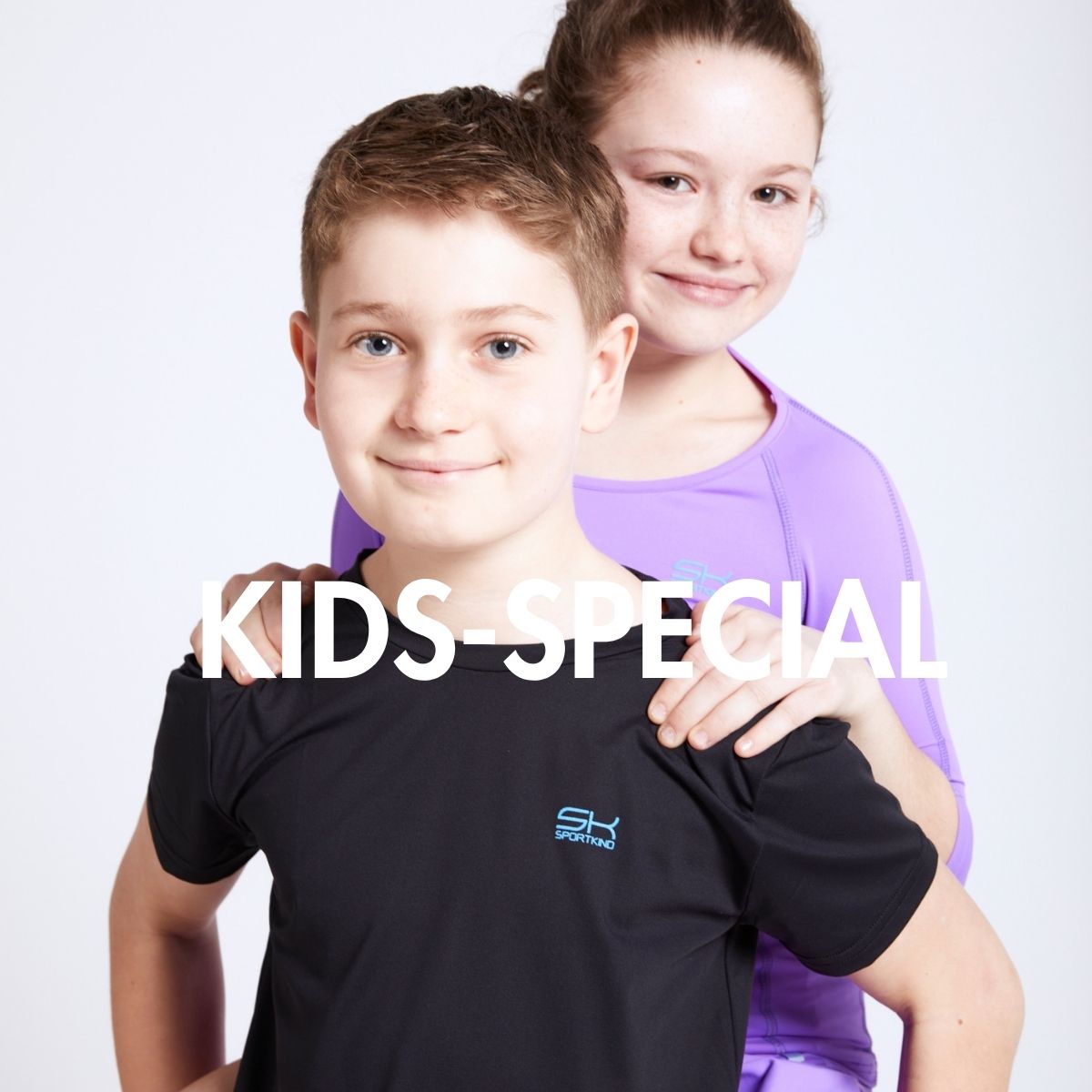 Zwei Kinder in Sportkind Outfits