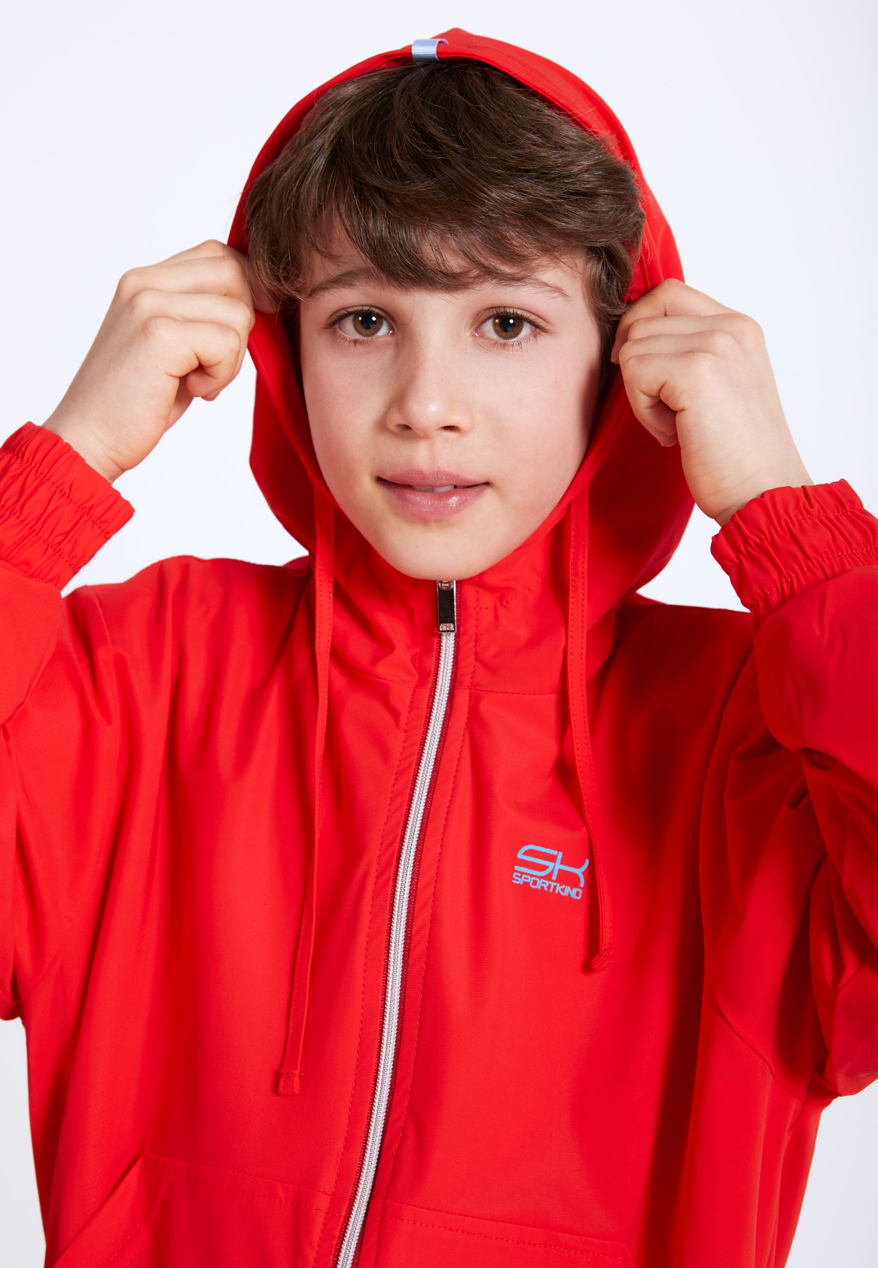 Junge mit Cross Trainingsjacke