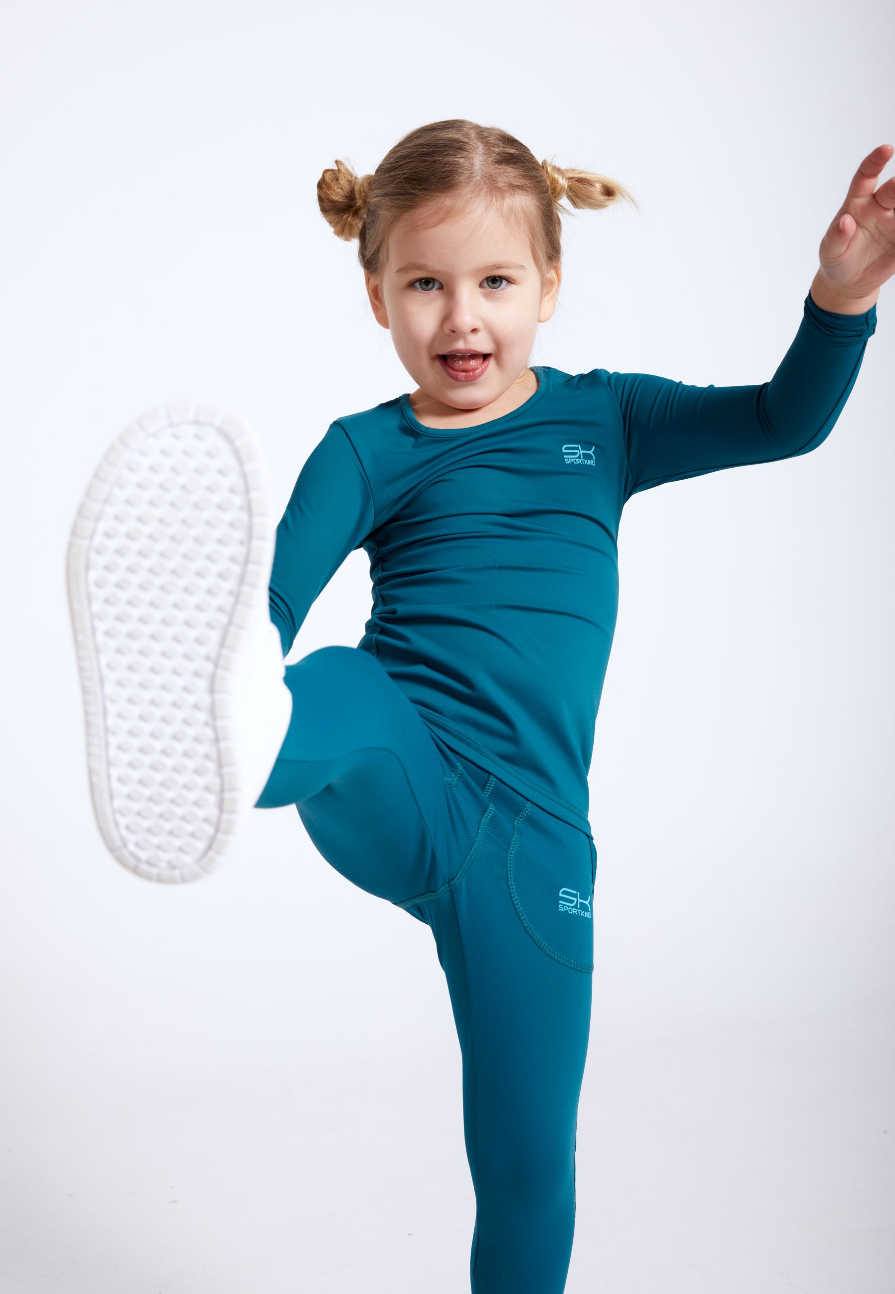 Fille en t-shirt manches longues de tennis de SPORTKIND
