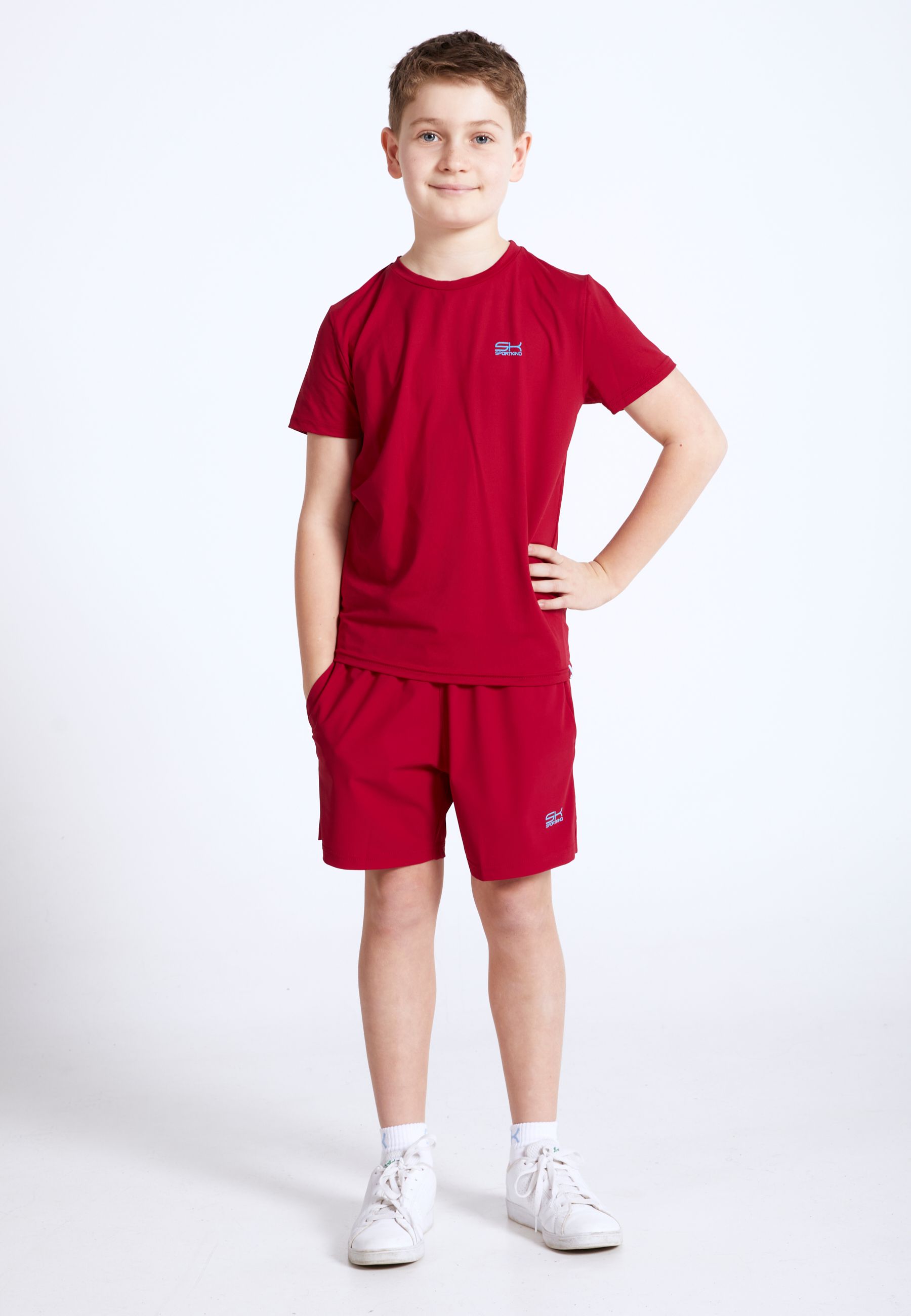 Junge in bordeaux rotem T-Shirt von Sportkind 