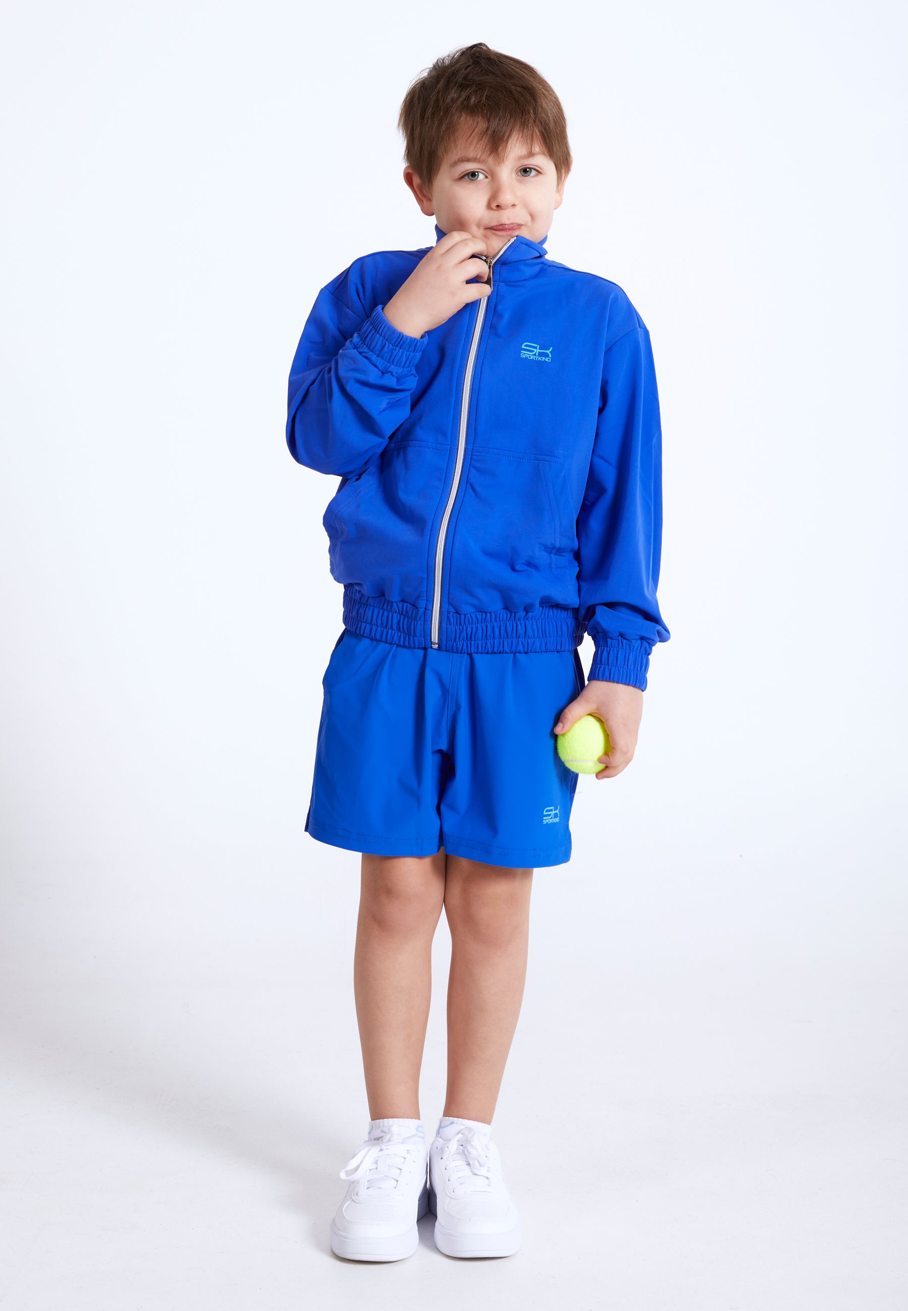 Junge mit Court Joggingjacke