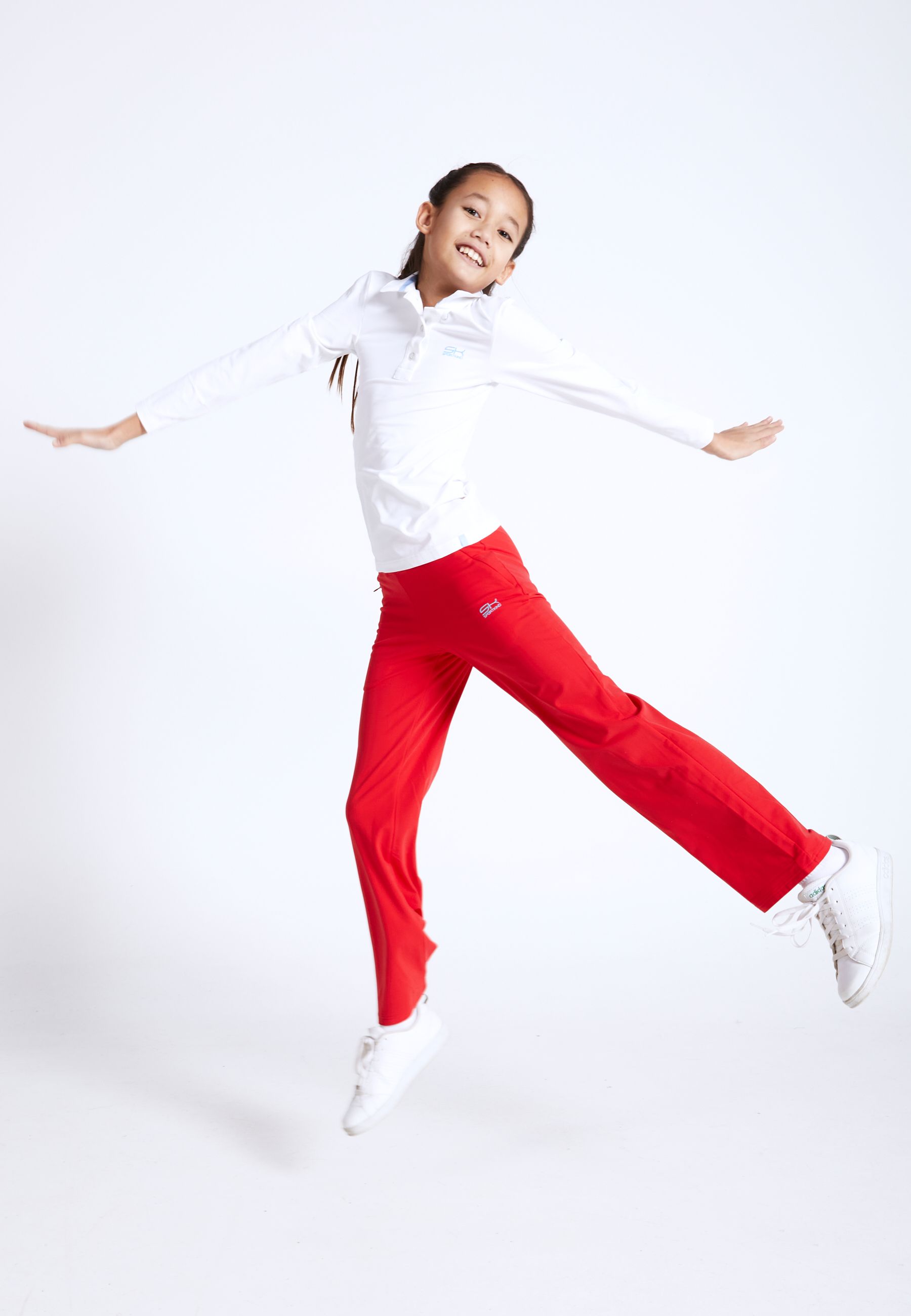 Mädchen in Langarm Poloshirt und Jogginghose von Sportkind