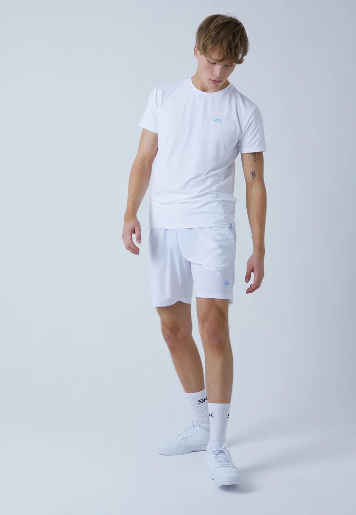 Mann in weißem Sportkind Tennis Outfit