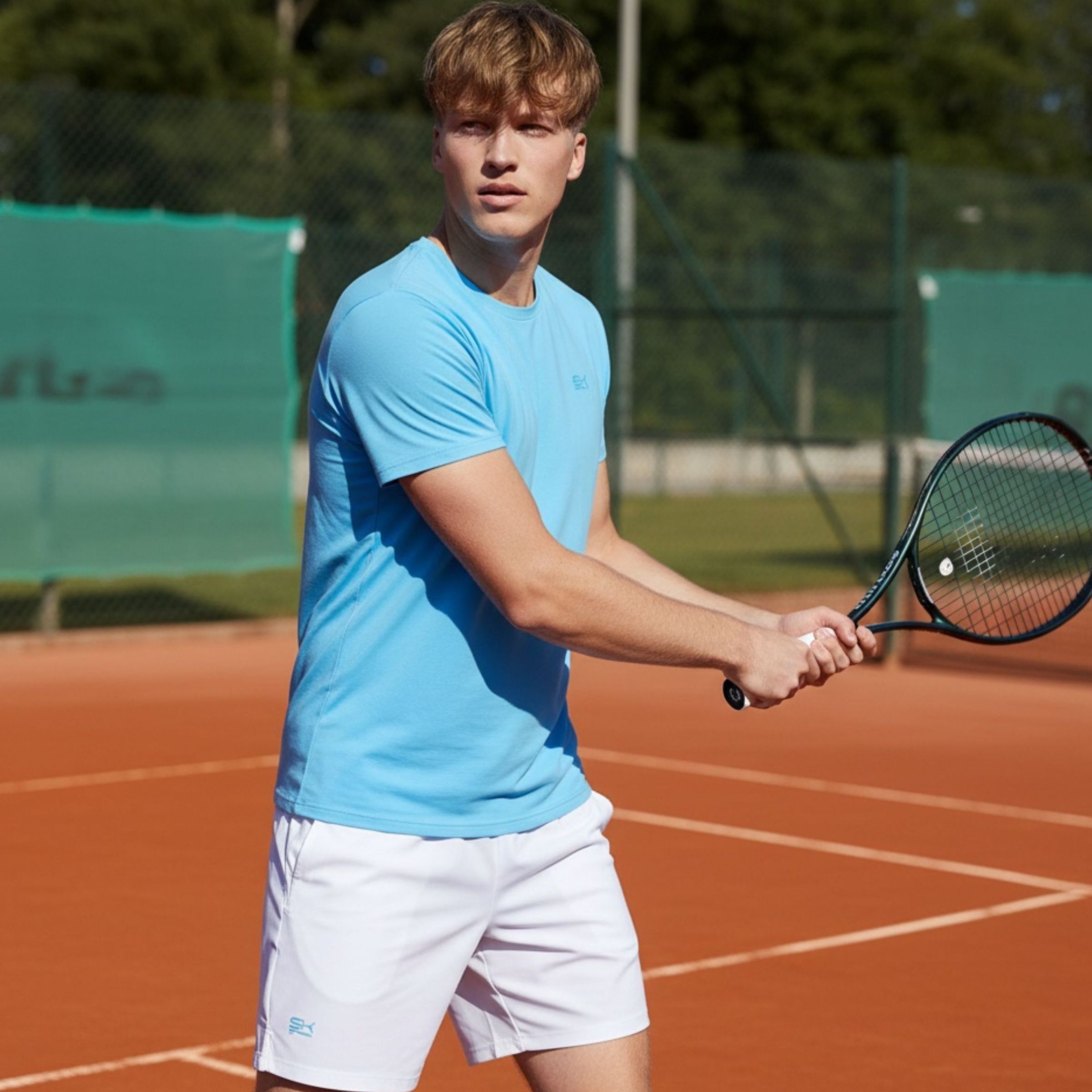 Mann im hellblauem SPORTKIND Shirt