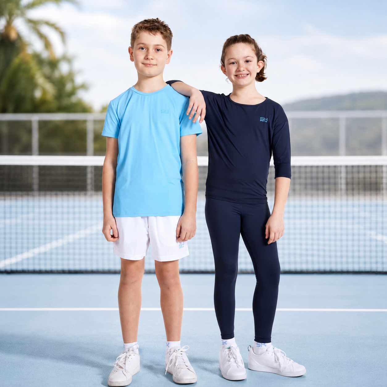 Mann im hellblauem SPORTKIND Shirt