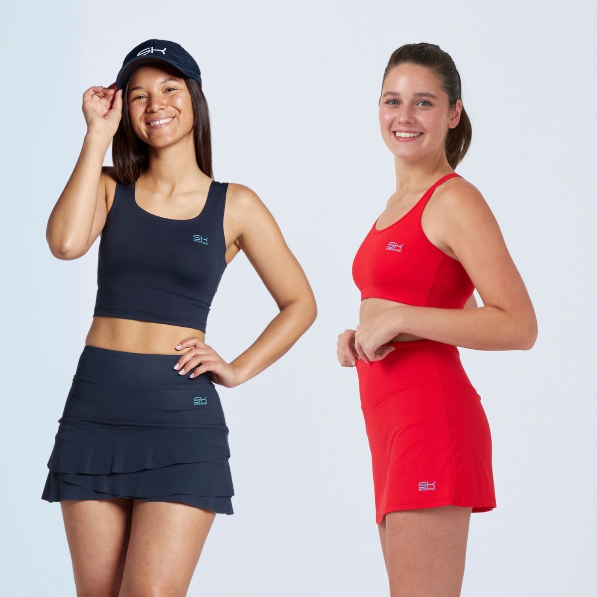 Frauen in SPORTKIND Outfits in Navyblau und Rot