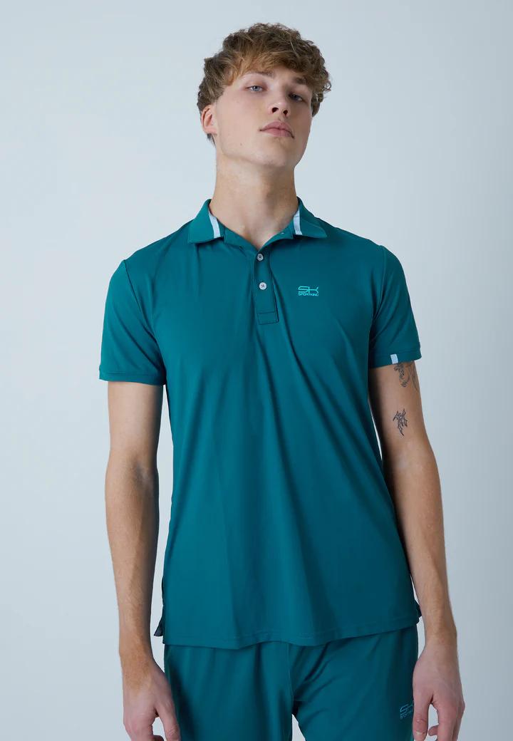 Mann in Tennis Outfit in petrol grün