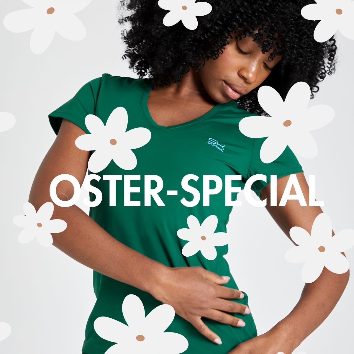 Frau in grau blauem Sportkind Outfit