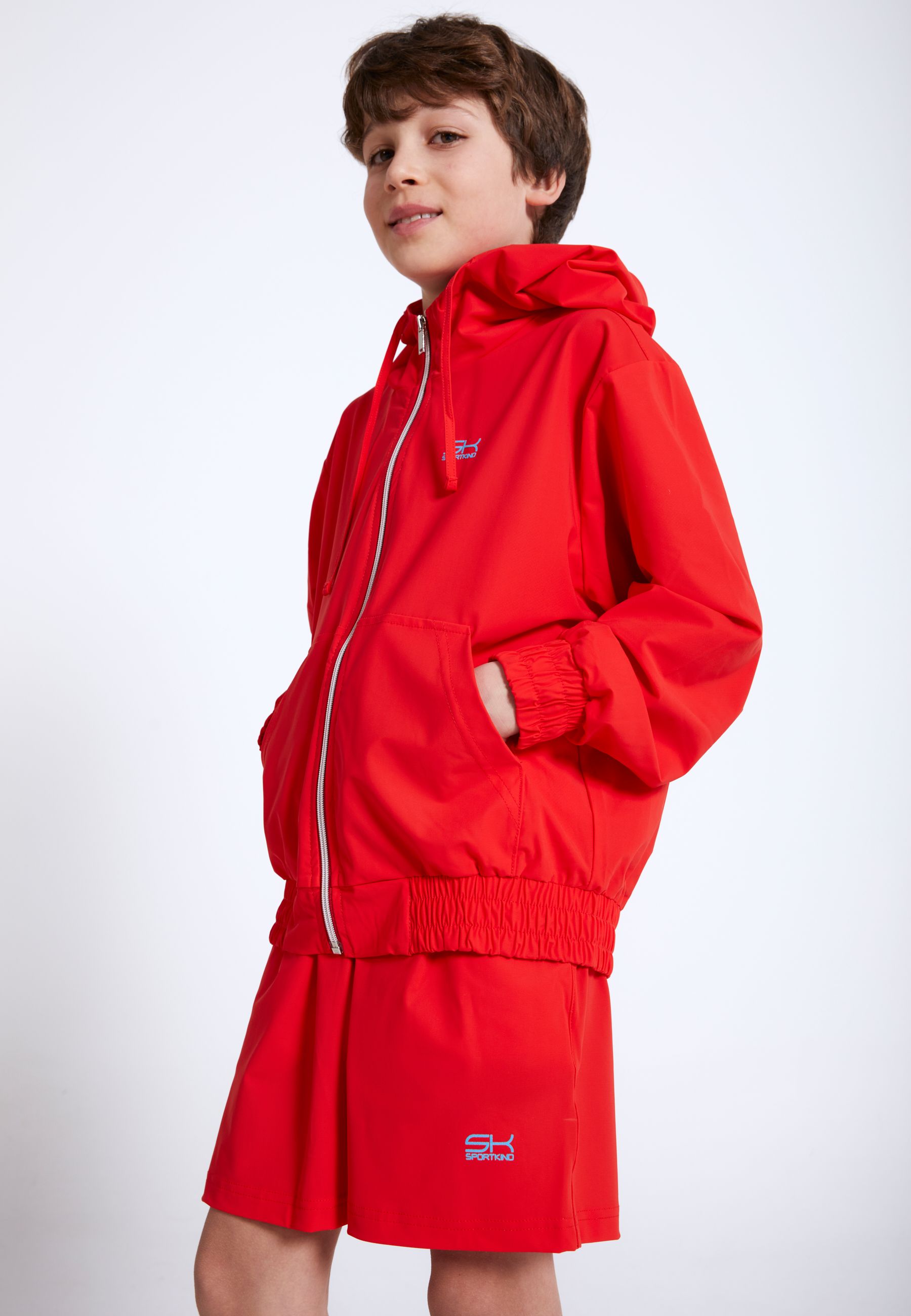 Junge mit langer Shorts 