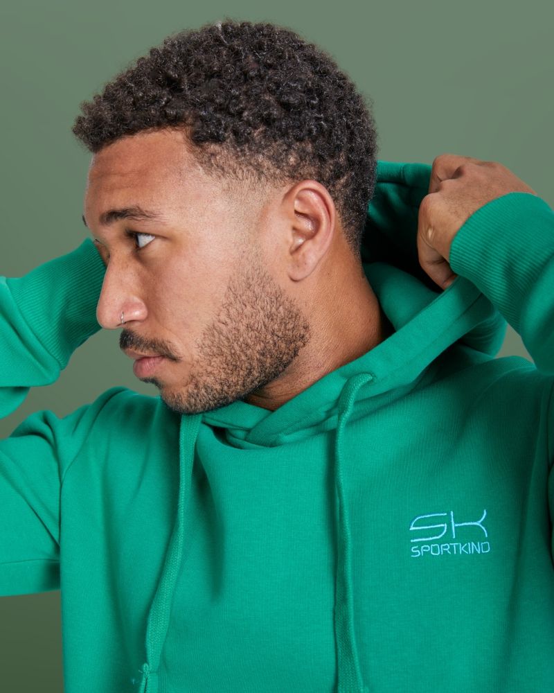 Mann im smaragd grünem, kuscheligen Baumwoll SPORTKIND Hoodie