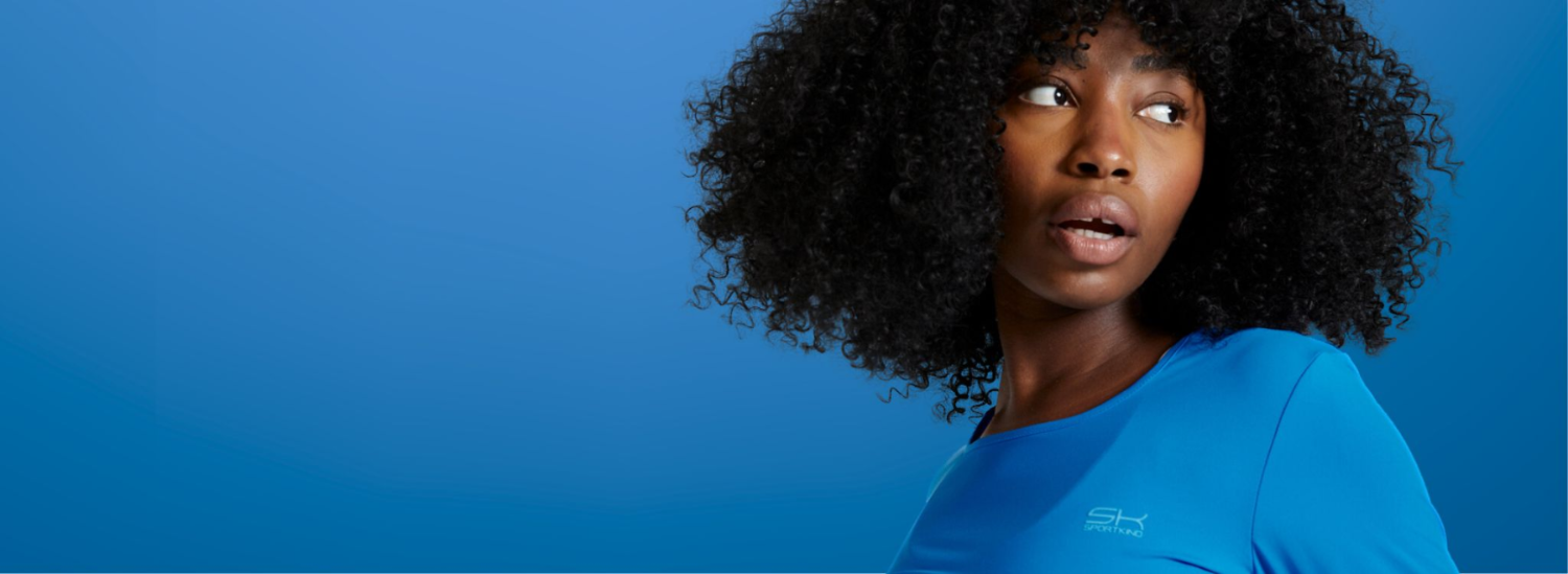 Frau im cyan Blauen SPORTKIND Tennisoutfit 