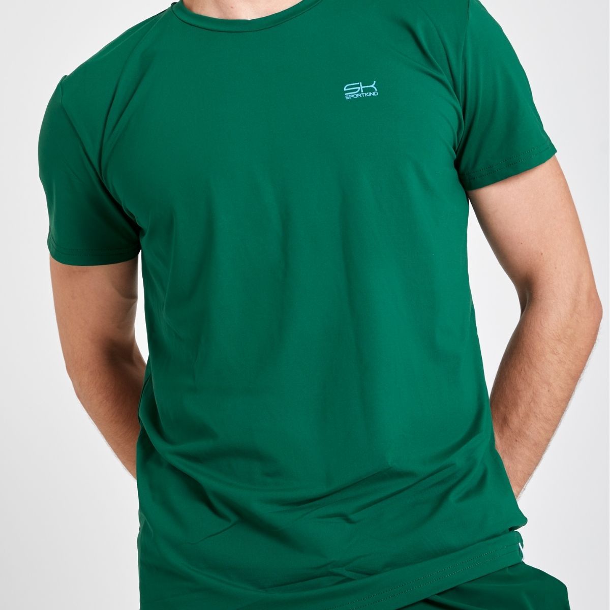 Mann in tannengrünem Tennis T-shirt von Sportkind