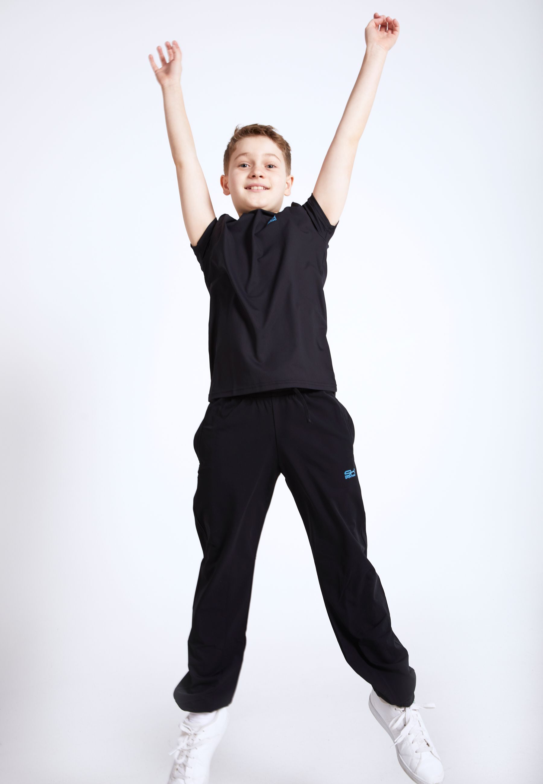 Junge in Jogginghose schmal 