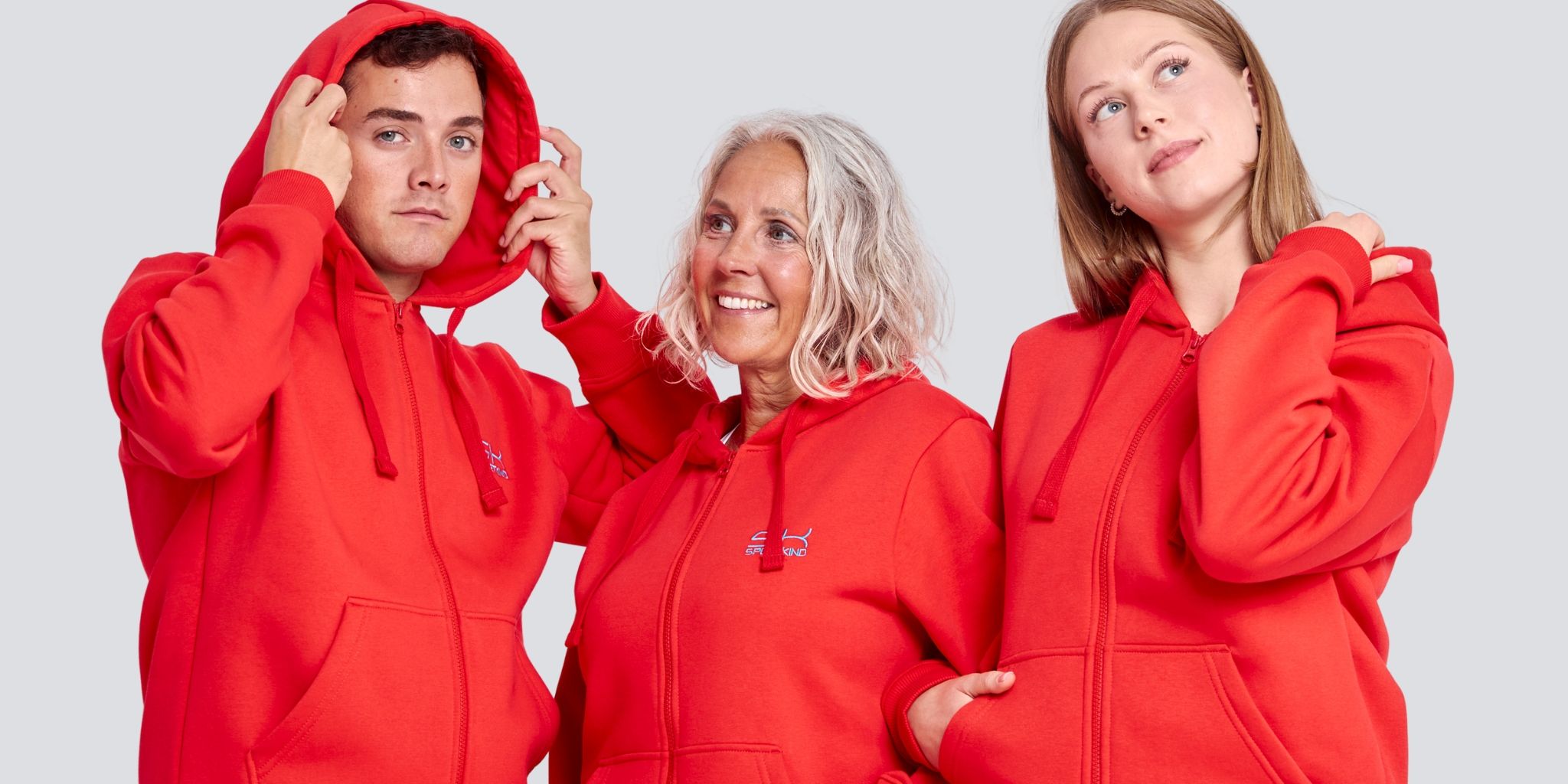 Zwei Frauen und ein Mann in Baumwoll-Zipperjacke/Hoodie rot von Sportkind 