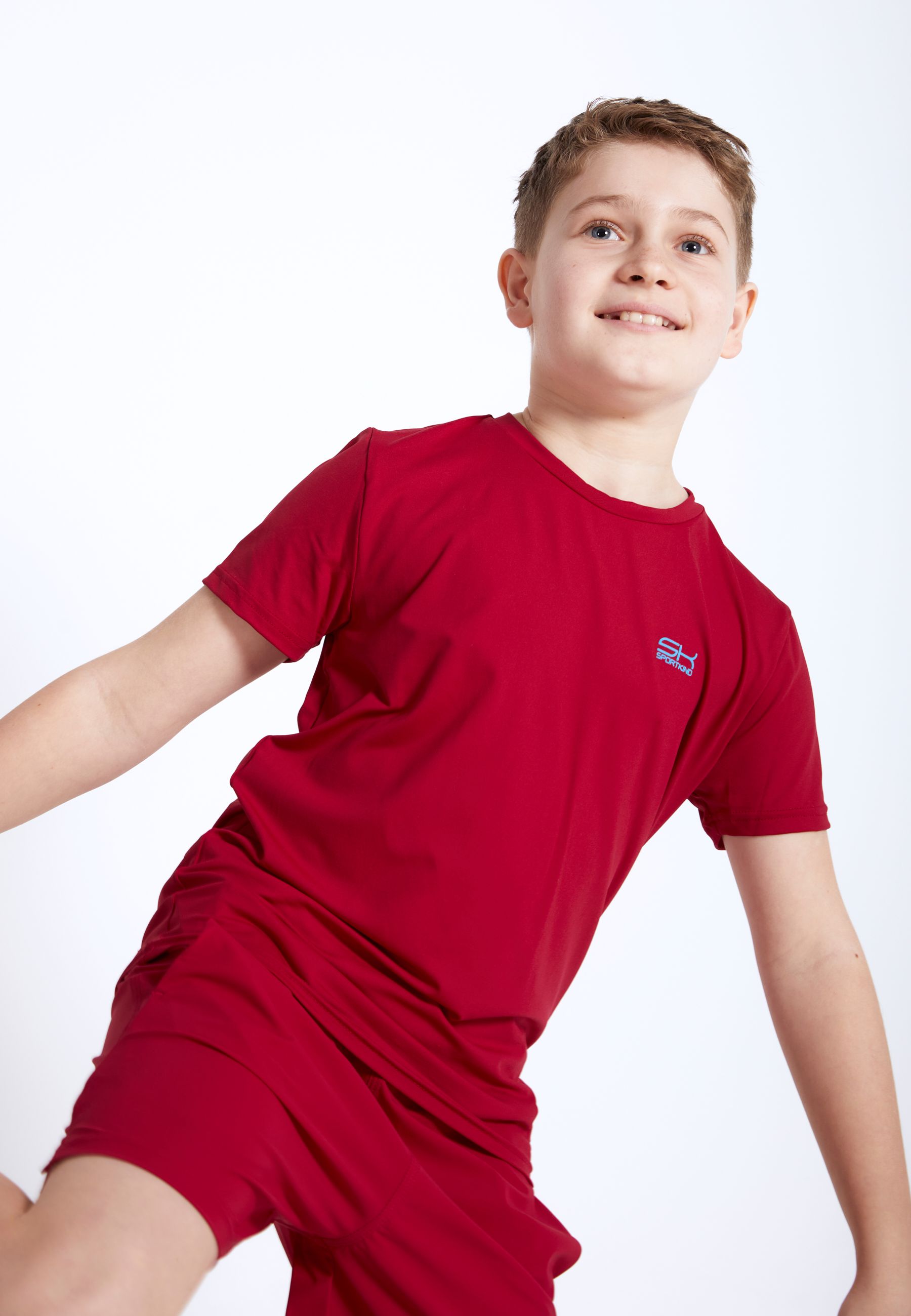 Junge in bordeaux rotem T-Shirt von Sportkind 