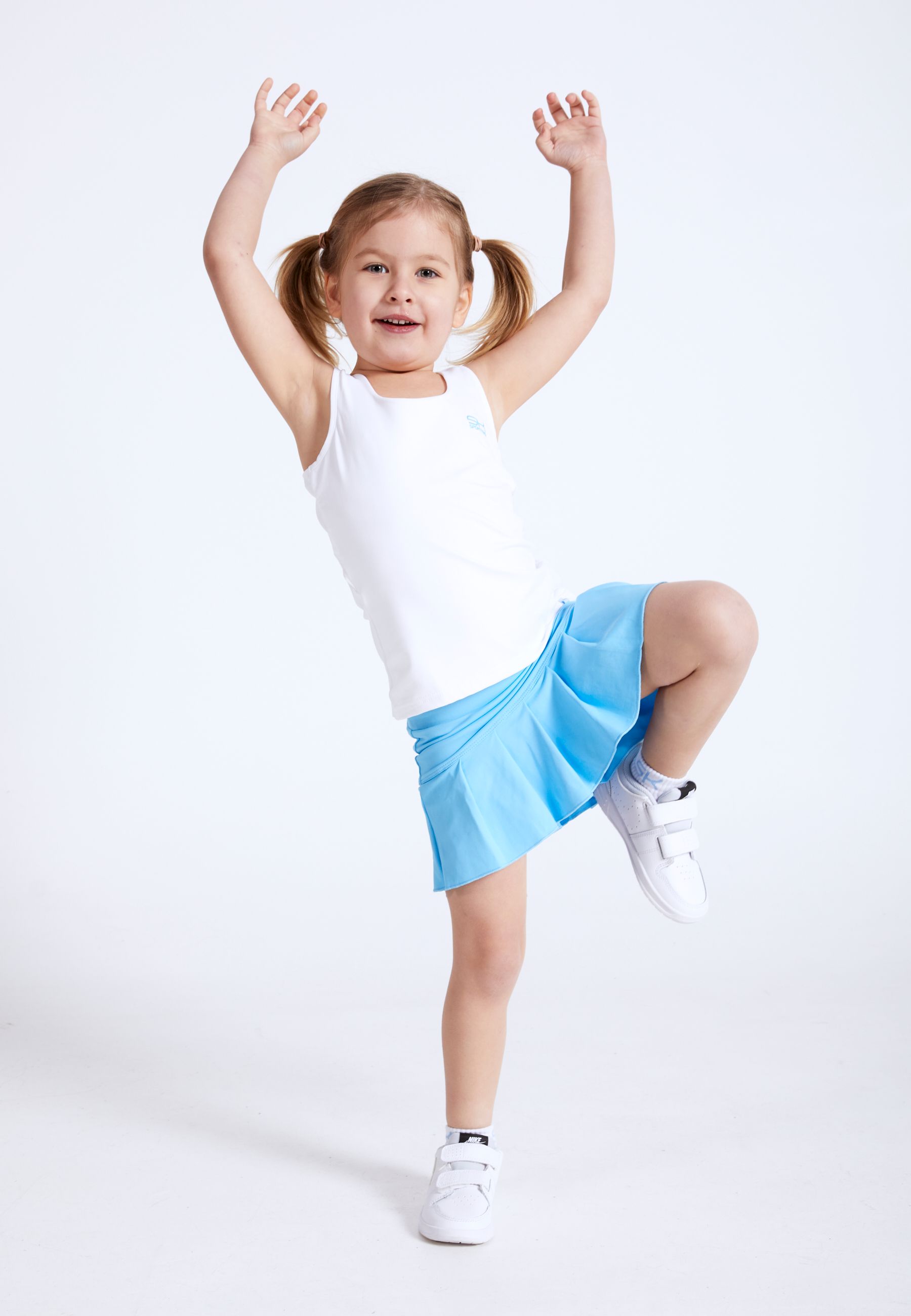 Fille avec jupe plissée de tennis de SPORTKIND.
