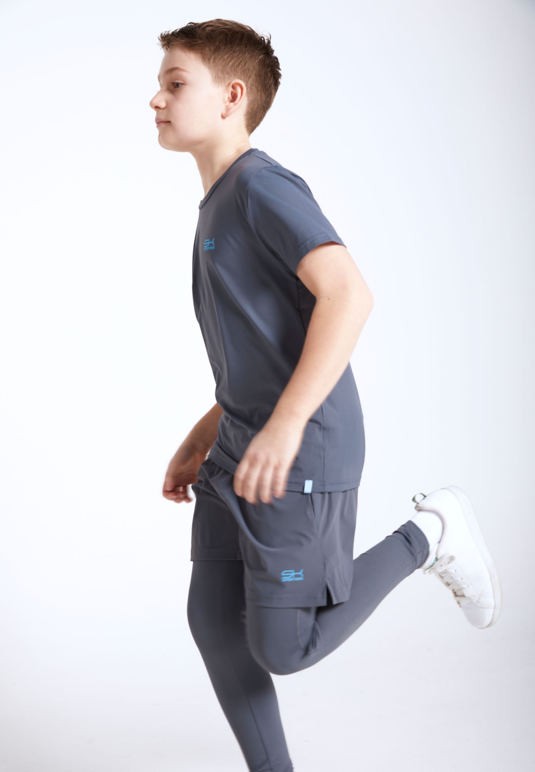 Junge mit 2-in-1 Shorts mit Leggings