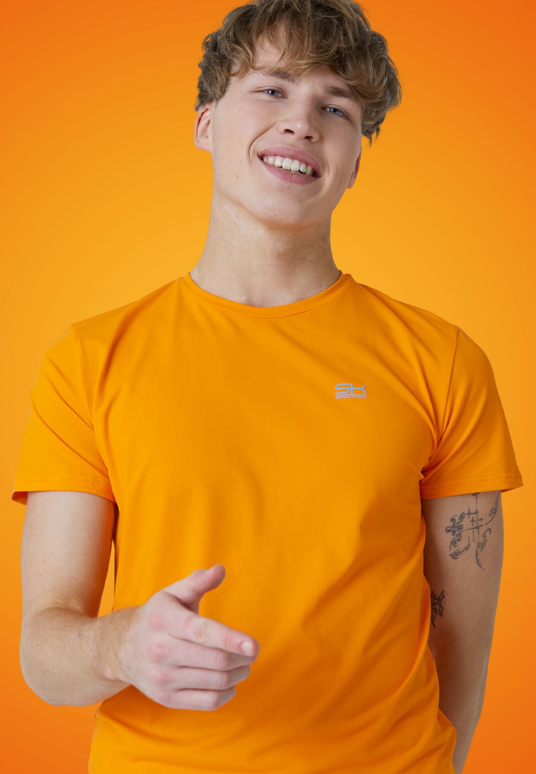 Mann im orangenen SPORTKIND Tennis Shirt 
