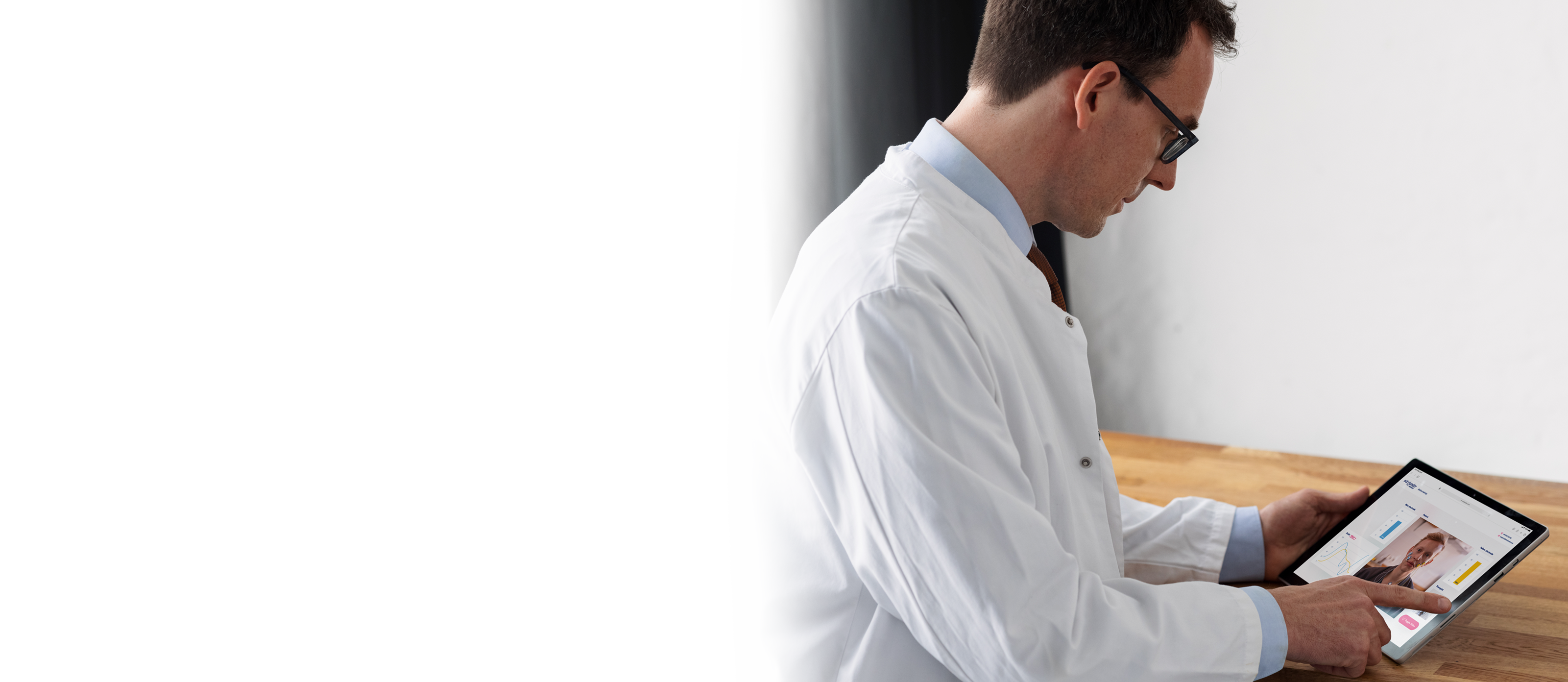 Arzt in Teletherapie für chronische Gesichtslähmung