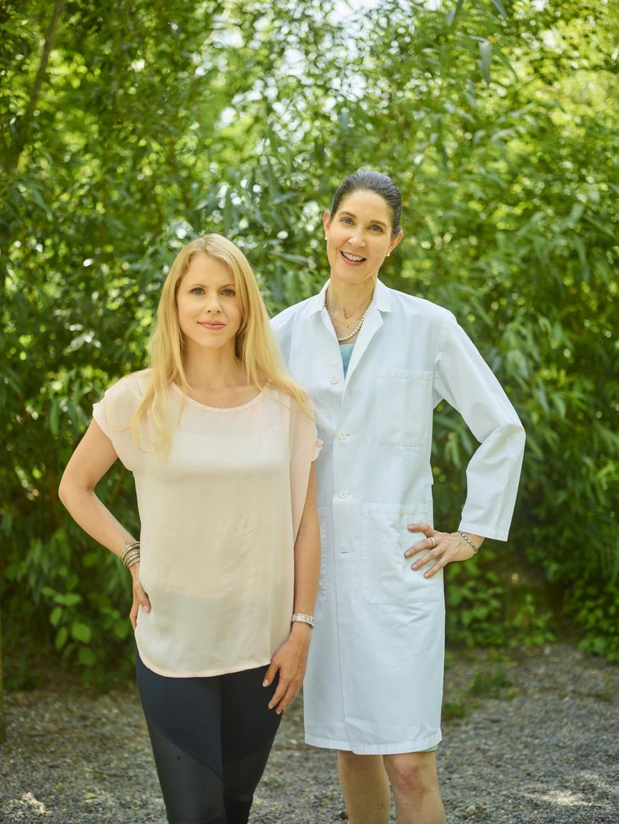 Synkinesien Spezialistin steht neben Patientin