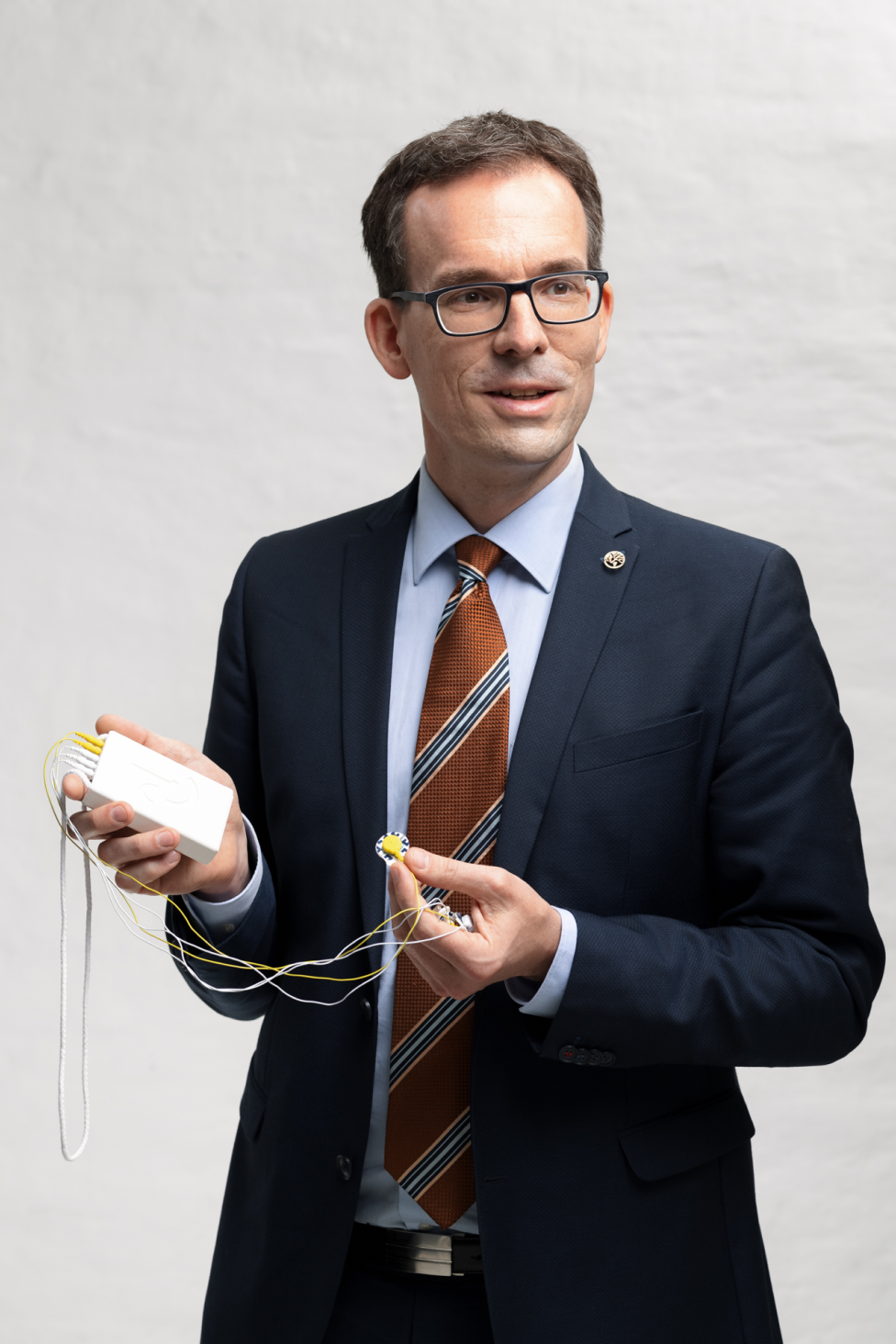 Doktor mit EMG Gerät