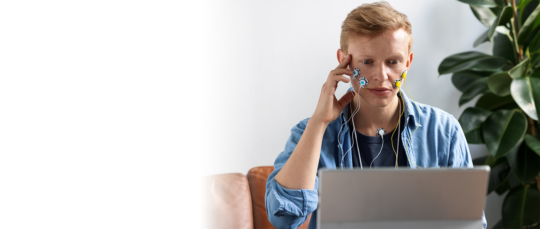 Junger Mann bekommt Synkinesien Biofeedbacktraining.