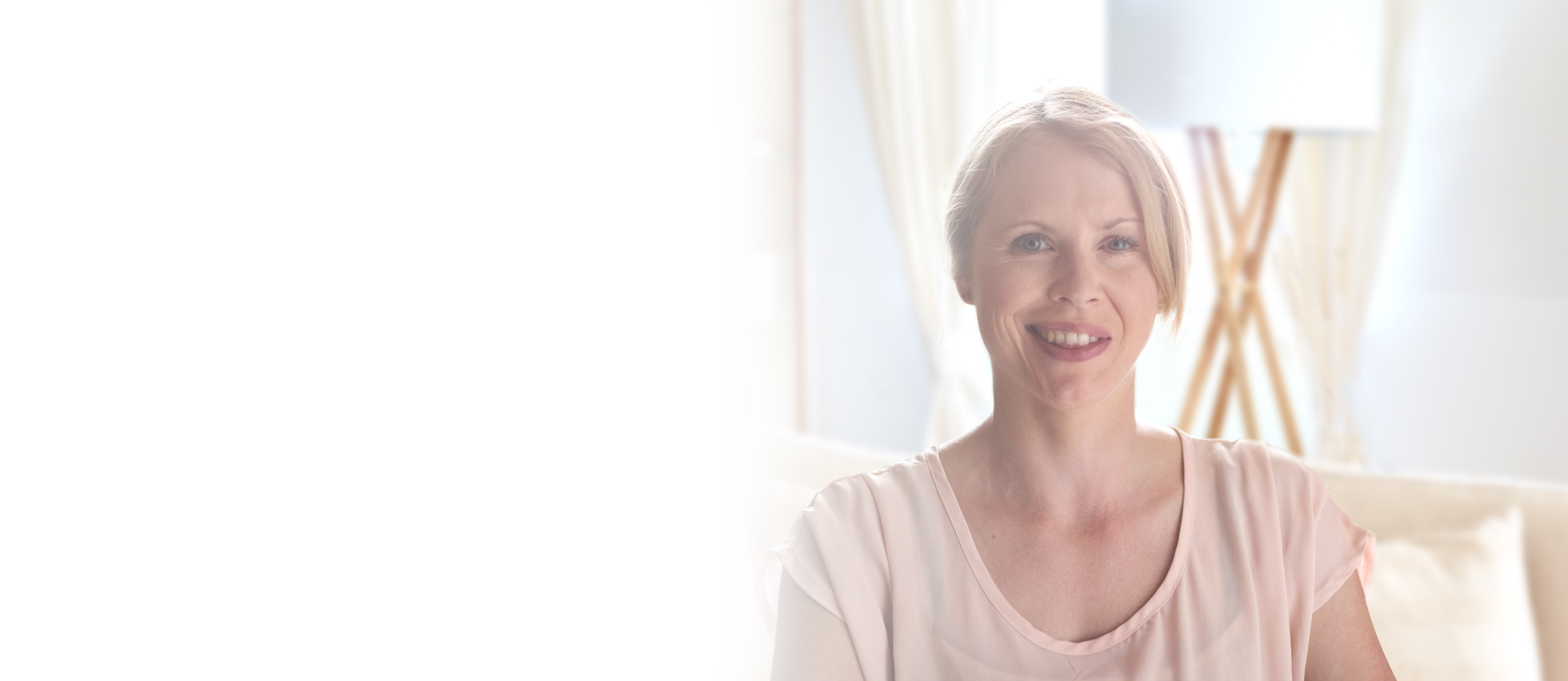 Frau mit Synkinesien lächelt.