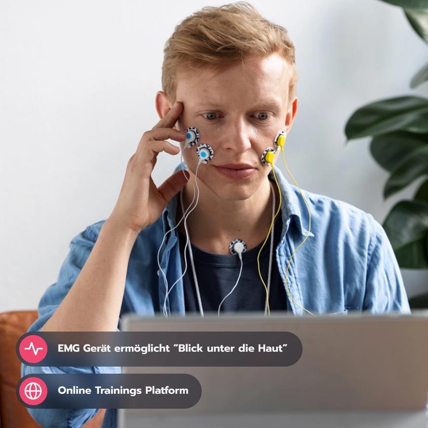 Mänlicher Patient mit EMG-Elektroden im Gesicht.