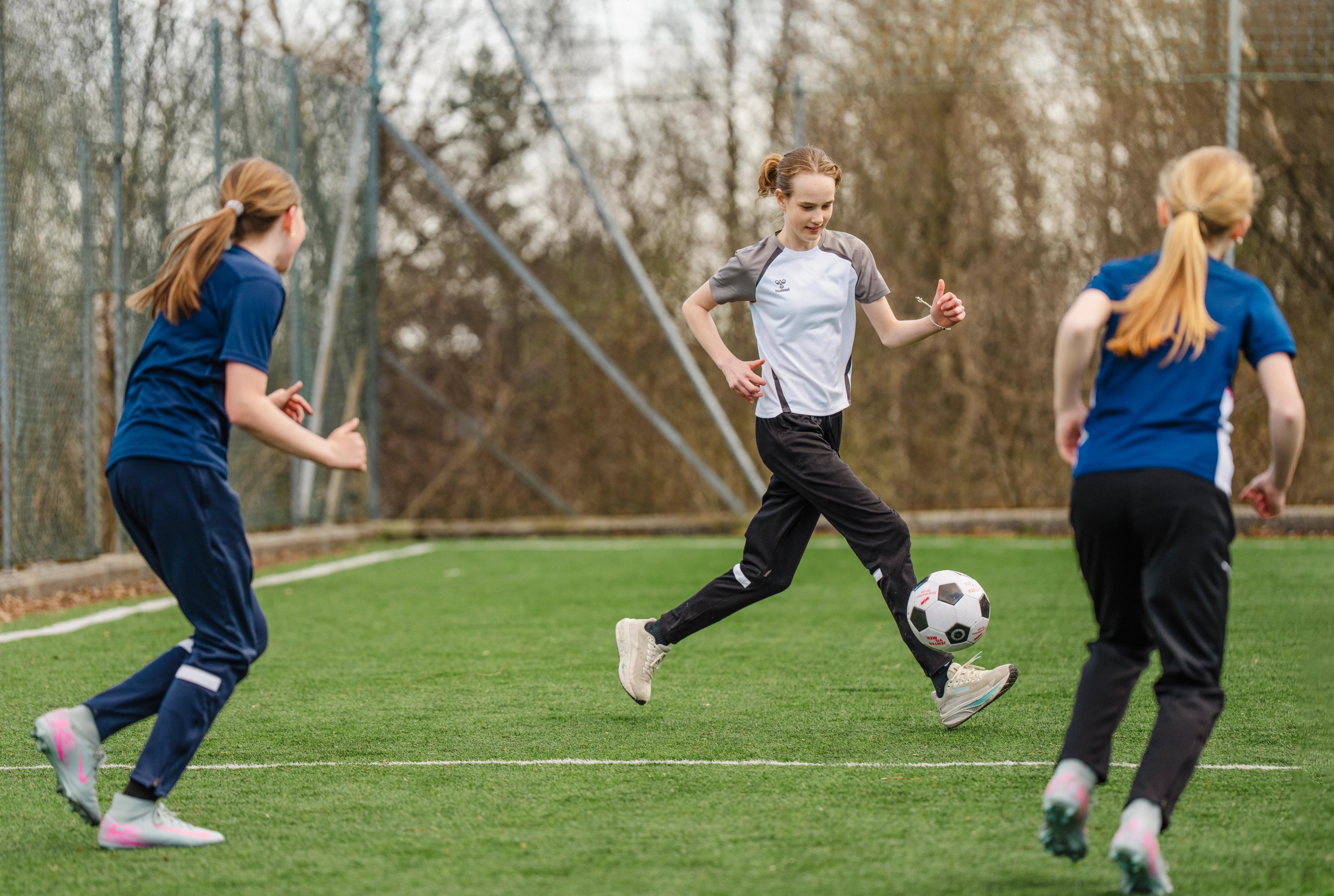 jenter som spiller fotball