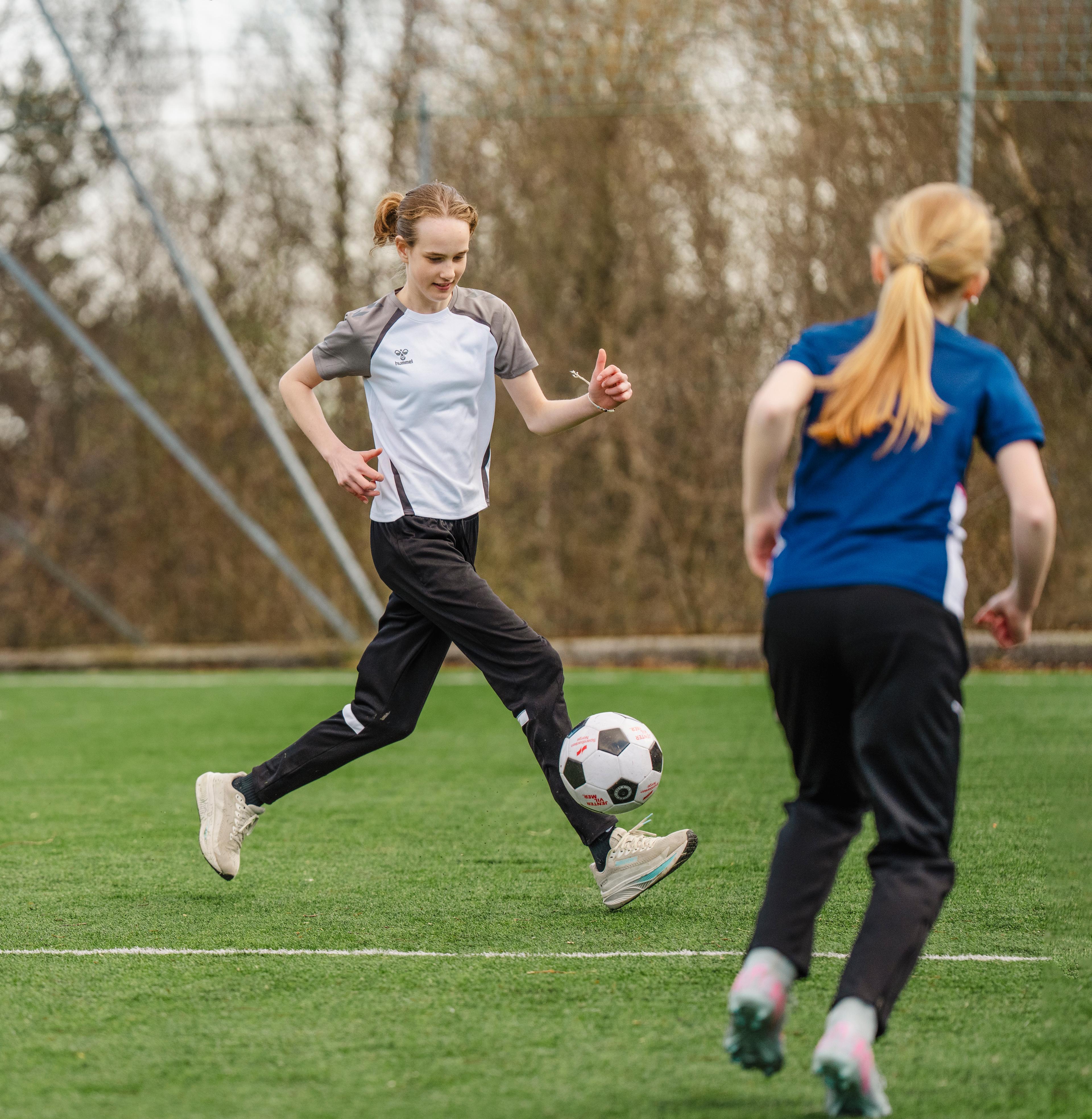 jenter som spiller fotball