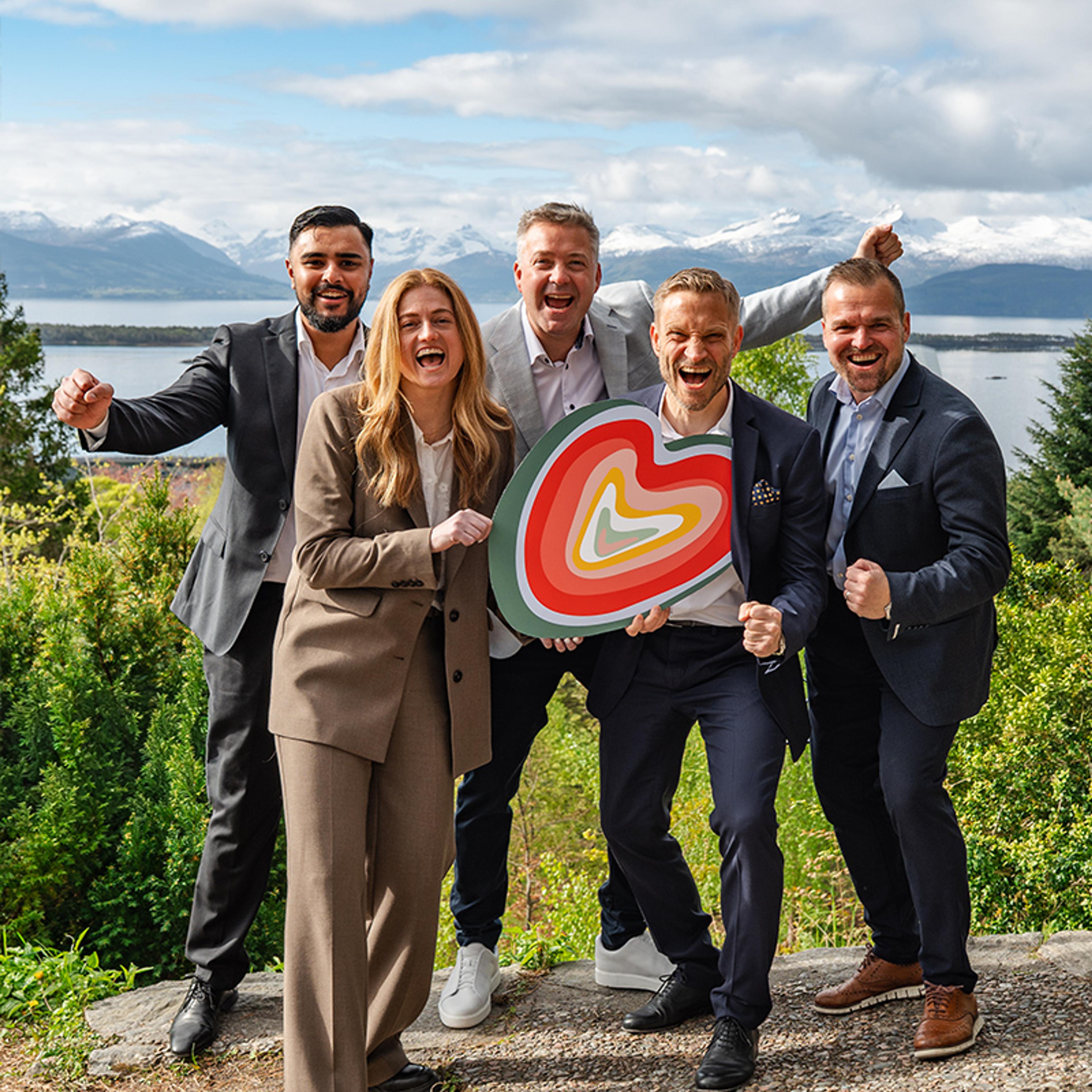 Gruppe med rådgivere som holder et hjerte og jubler