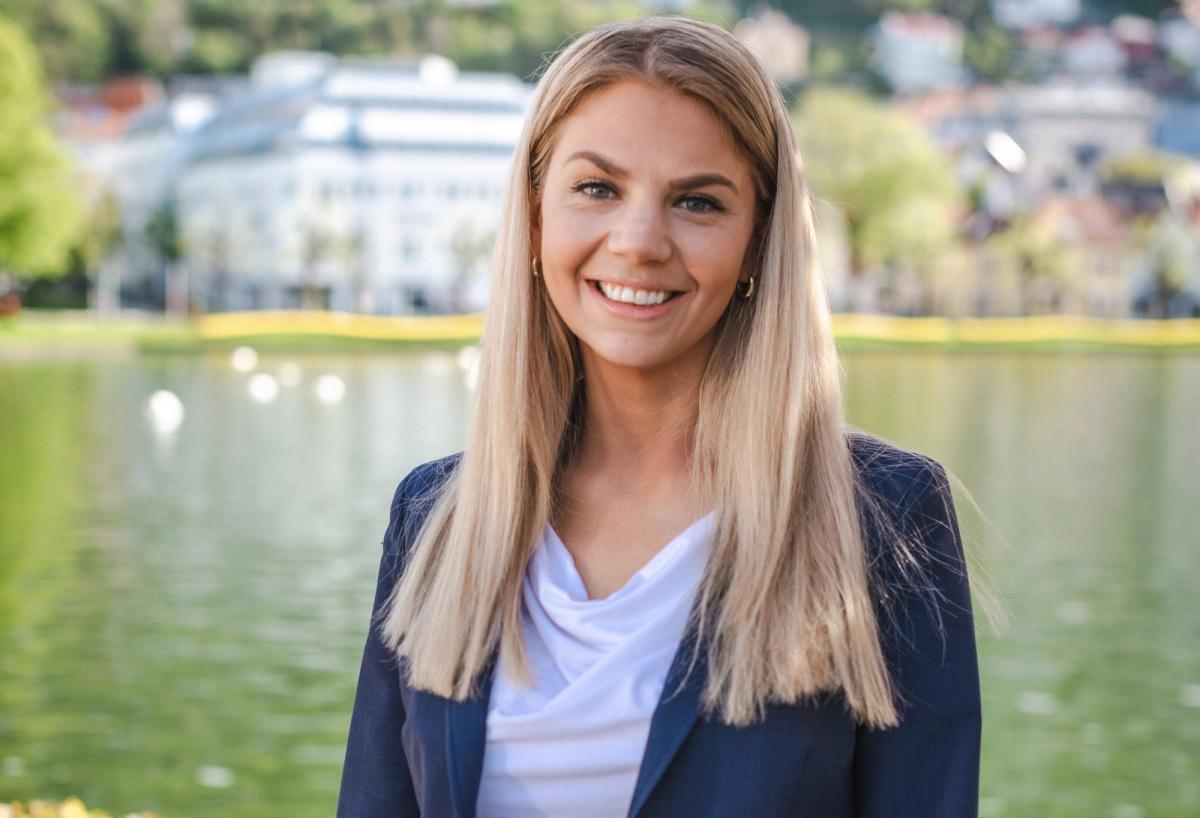Smilende kvinnelig rådgiver ute i sol og natur