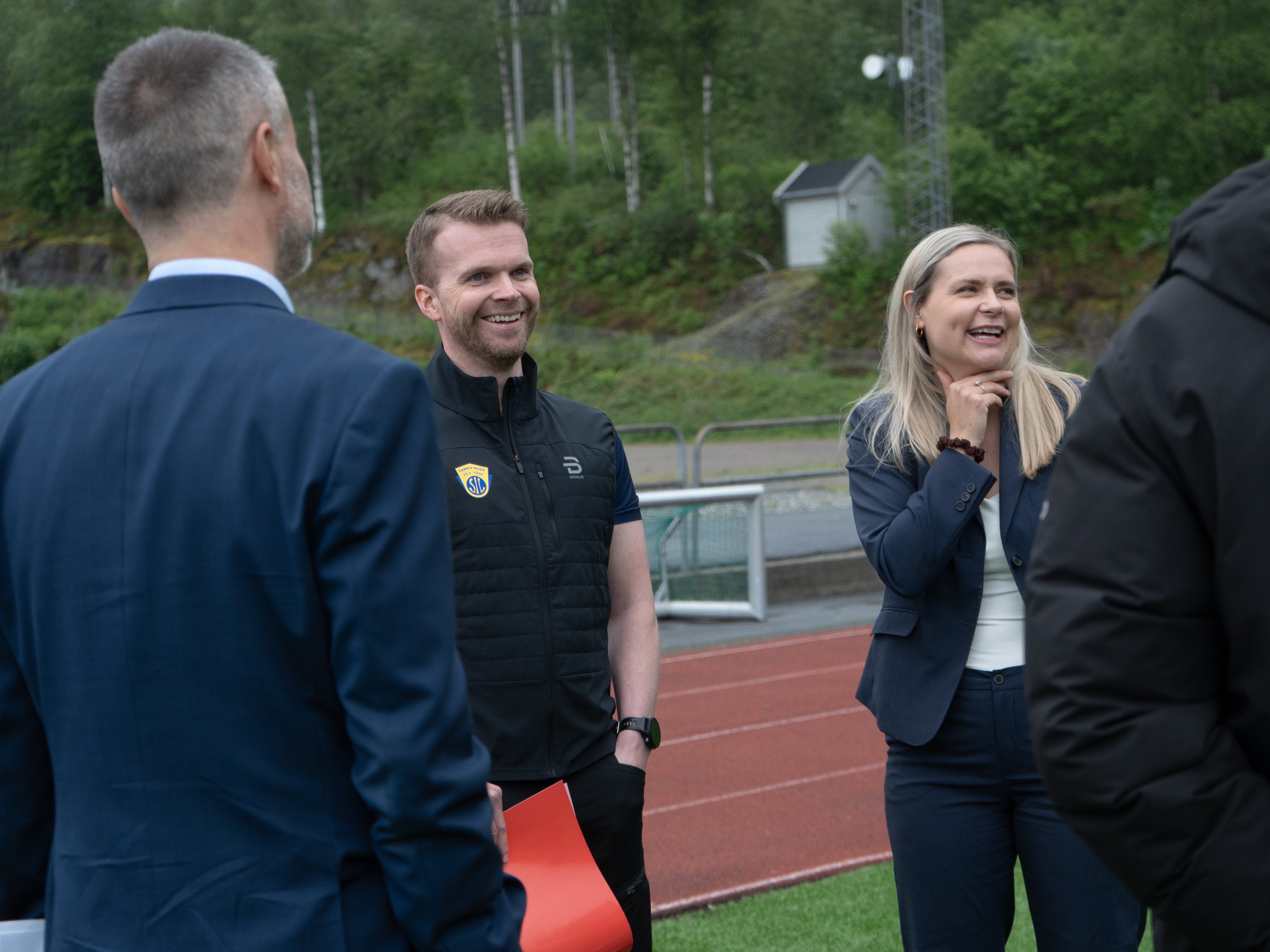 Banksjef Helene Terkelsen ved idrettsplassen