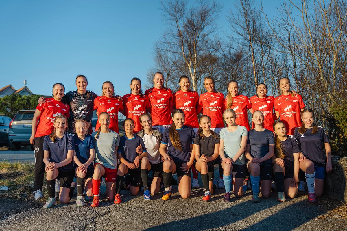 Fotballspillere som står oppstilt for lagbilde