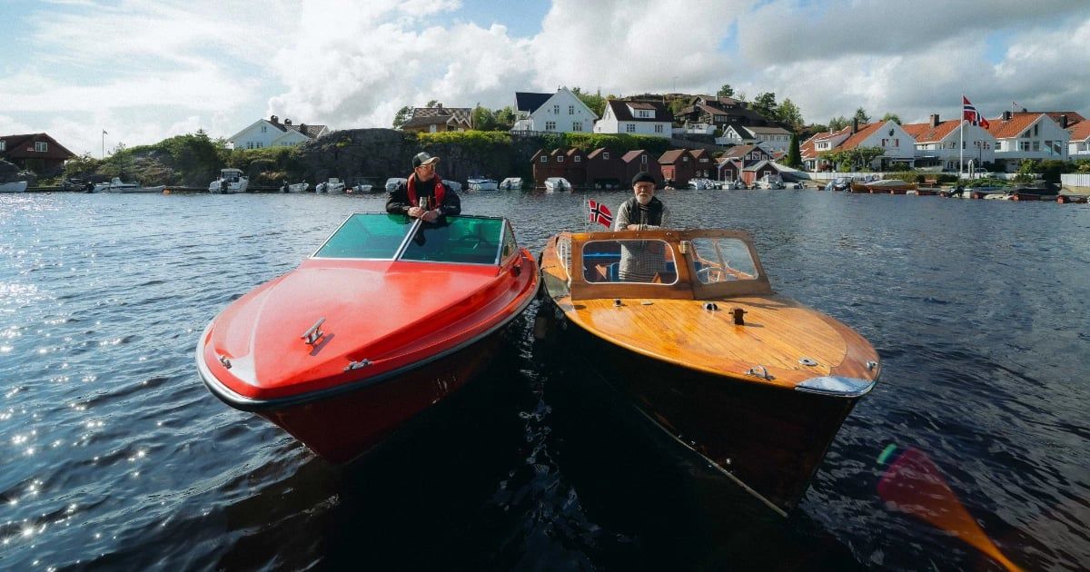 En rød og en gul båt på havet med menn i hver båt