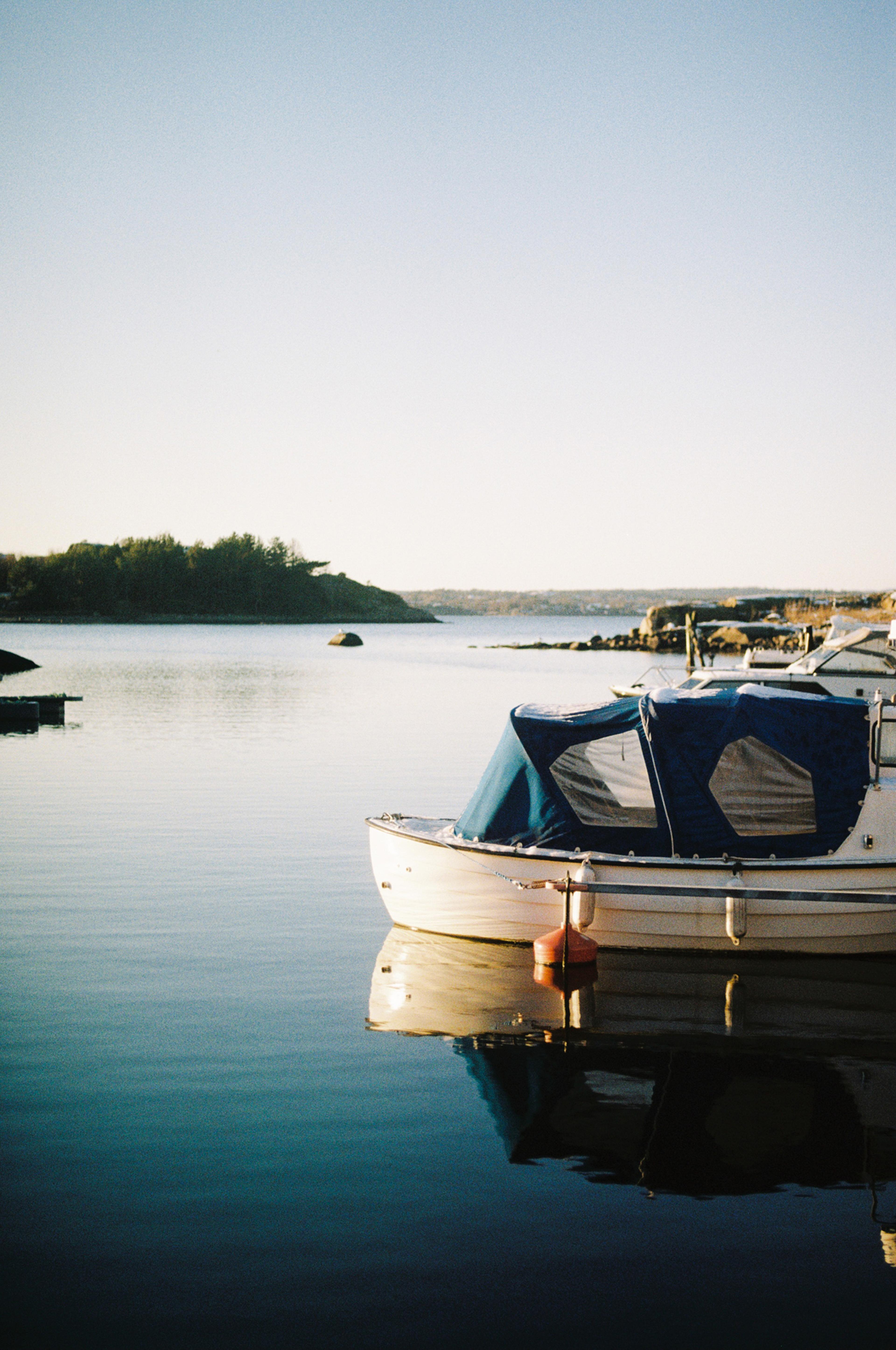 Båt på havet en fin sommerdag