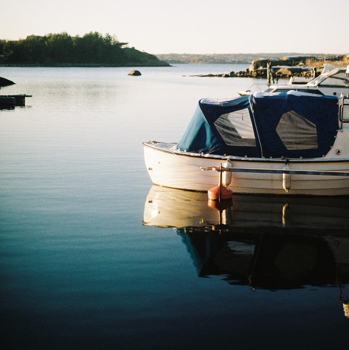 Båt på vannet en fin sommerdag