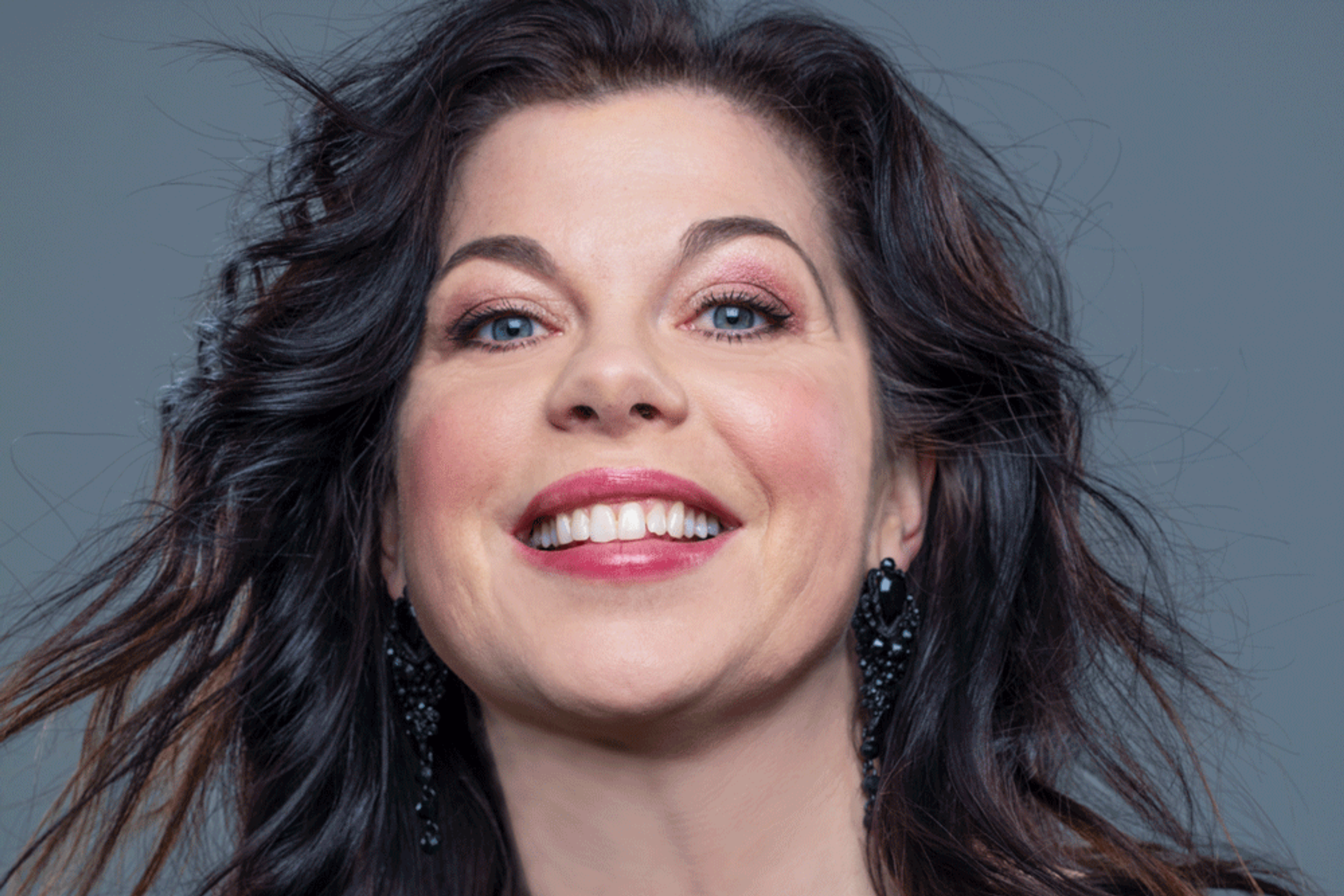 Evelyn Jons, konferansier og solist