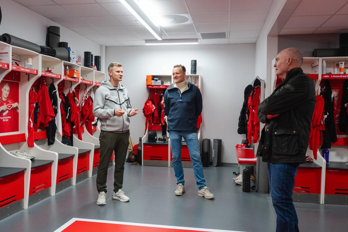 Tre menn i garderoben på Brann Stadion