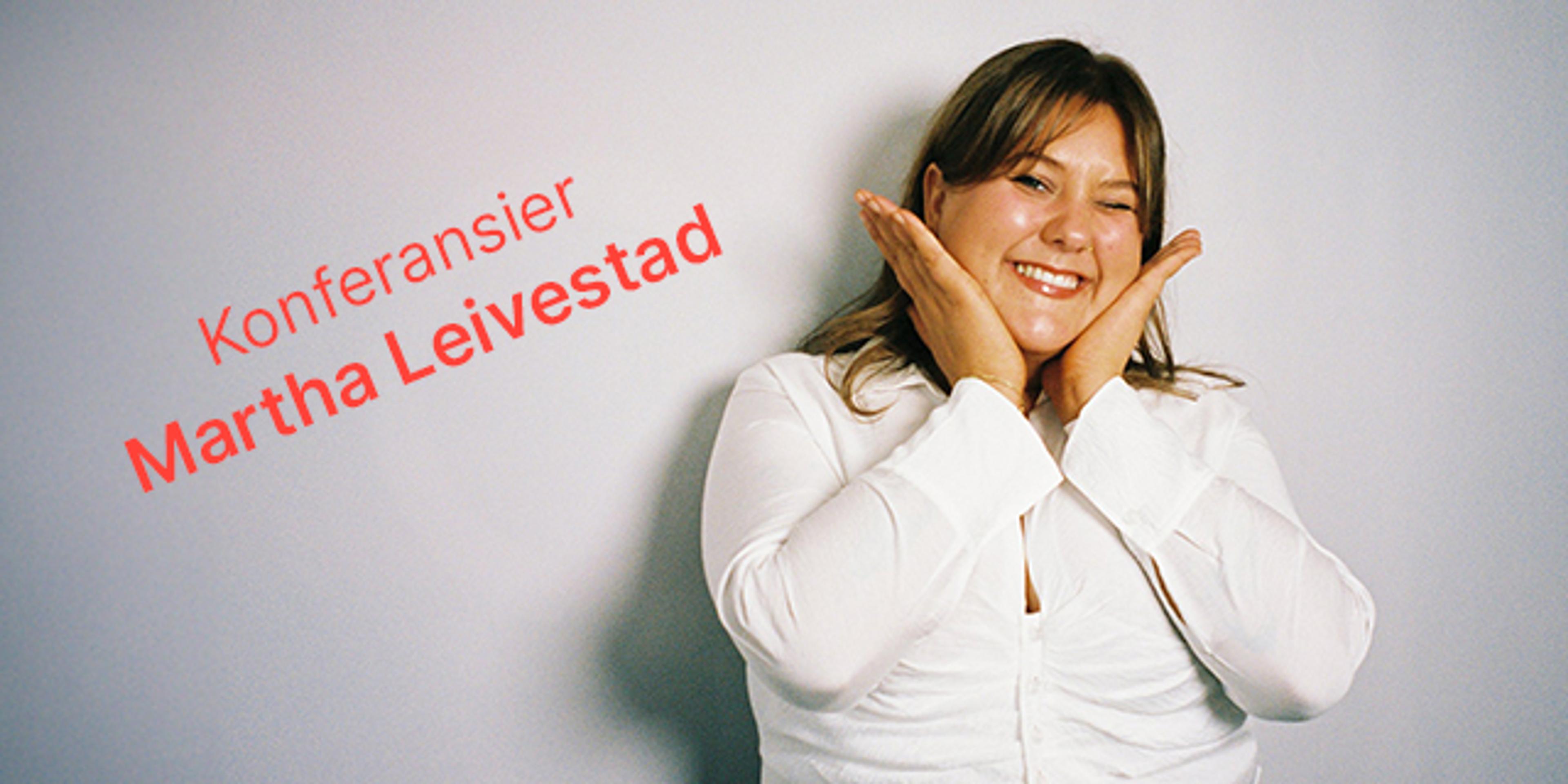 Komiker Martha Leivestad ser mot kameraet og smiler