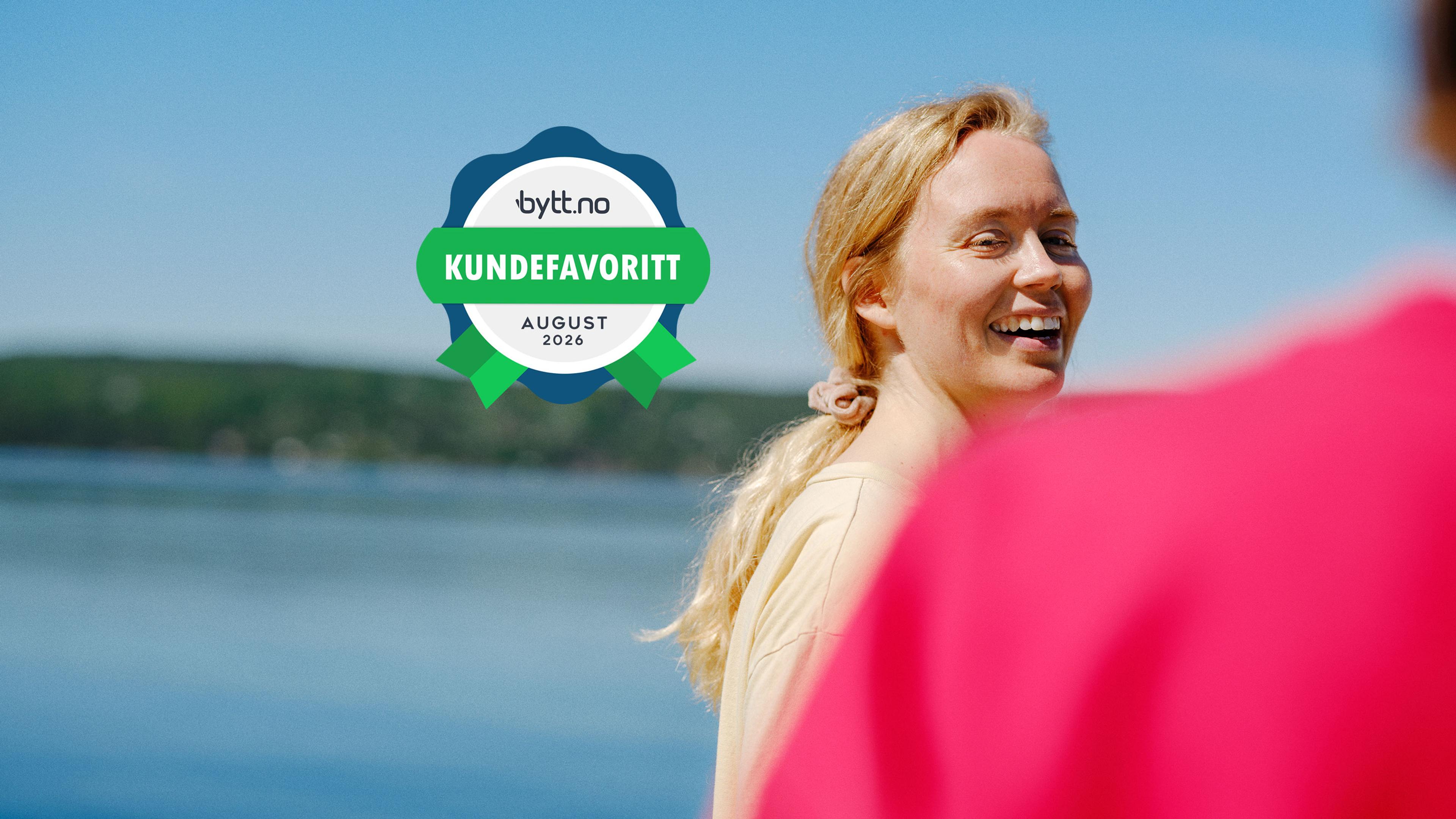 To barn med redningsvester sitter i en motorbåt på sjøen, med skogkledde øyer i bakgrunnen. Et merke viser «bytt.no Kundefavoritt, august 2026».