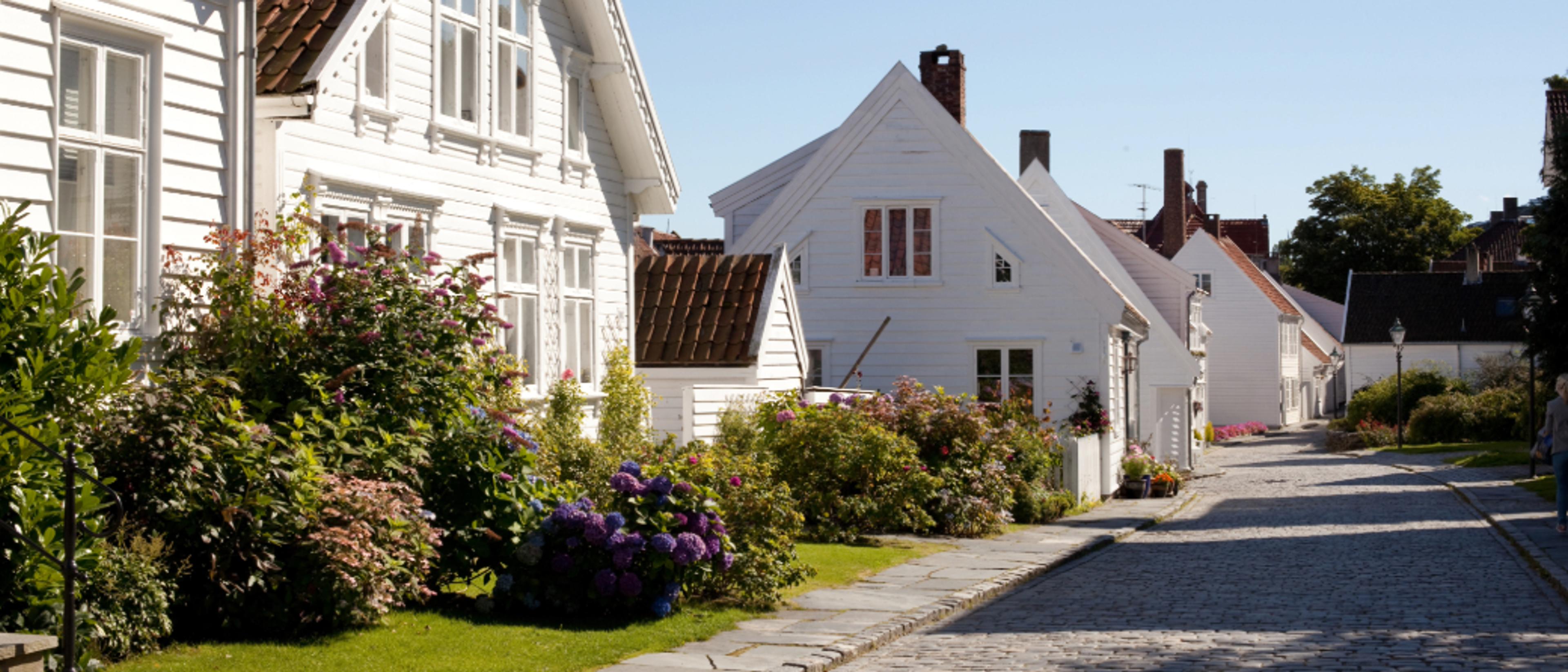 Gate med hvite hus i Stavanger
