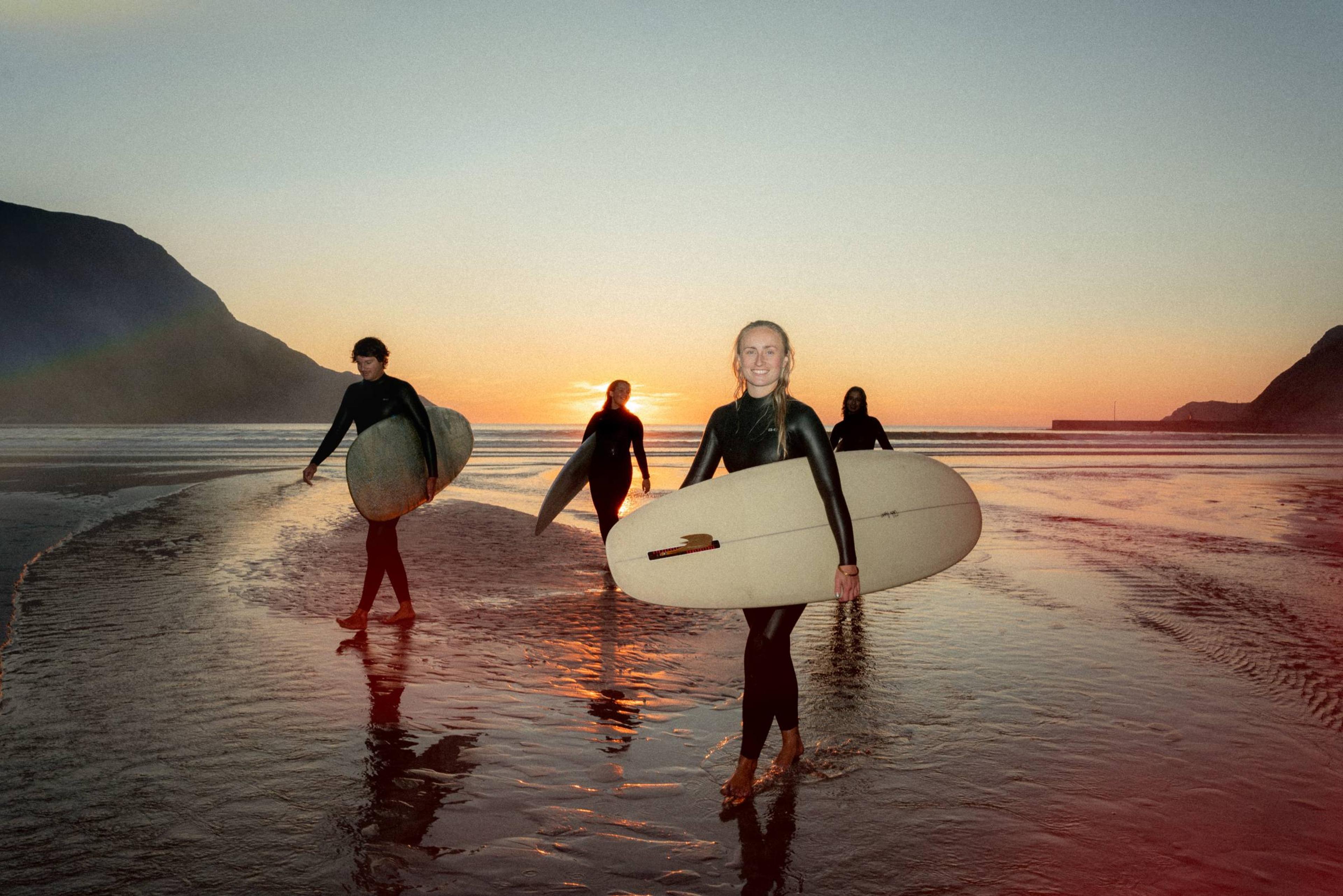 Surfere på vei opp stranden - illustrasjon til aksjefond