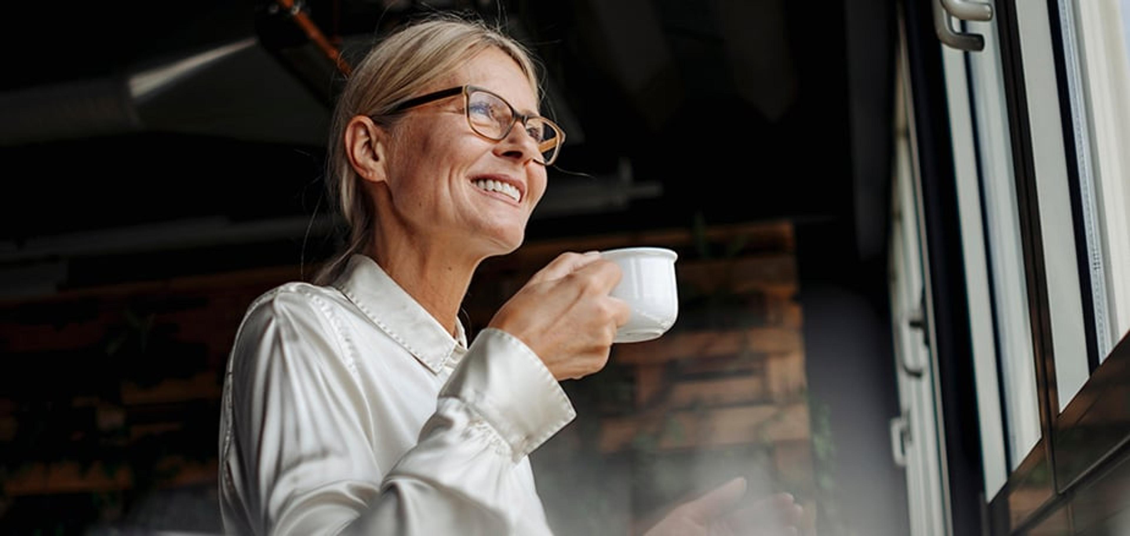 Dame som drikker kaffe