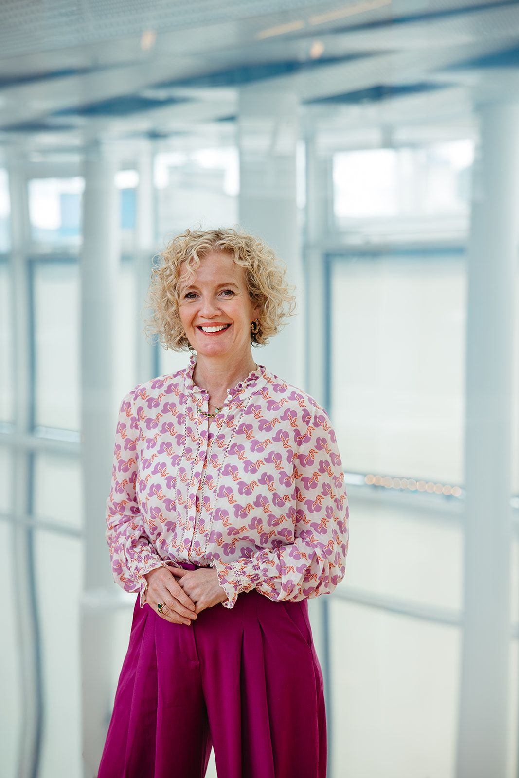 Portrettbilde av Sarah Cartwright i lys, mønstret skjorte