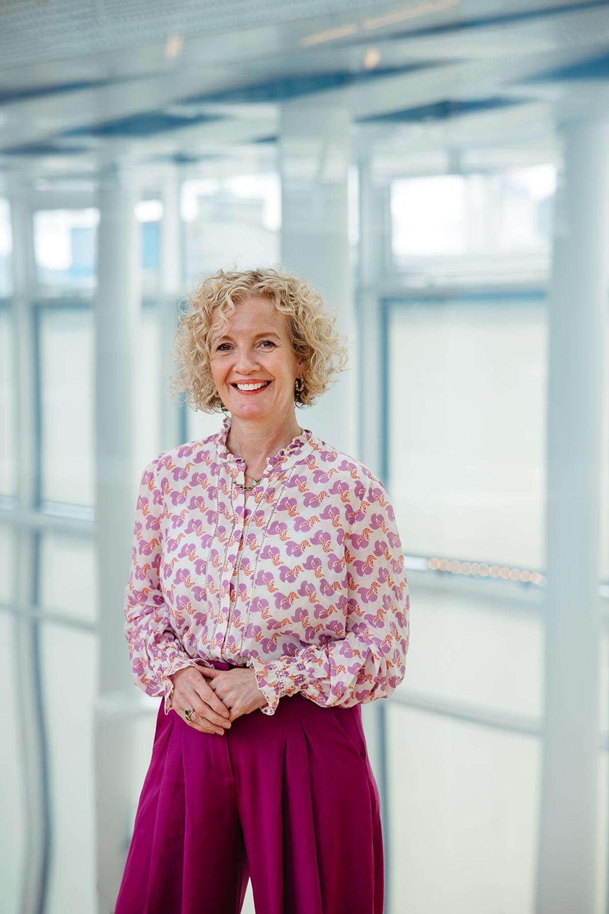Portrettbilde av Sarah Cartwright i lys, mønstret skjorte