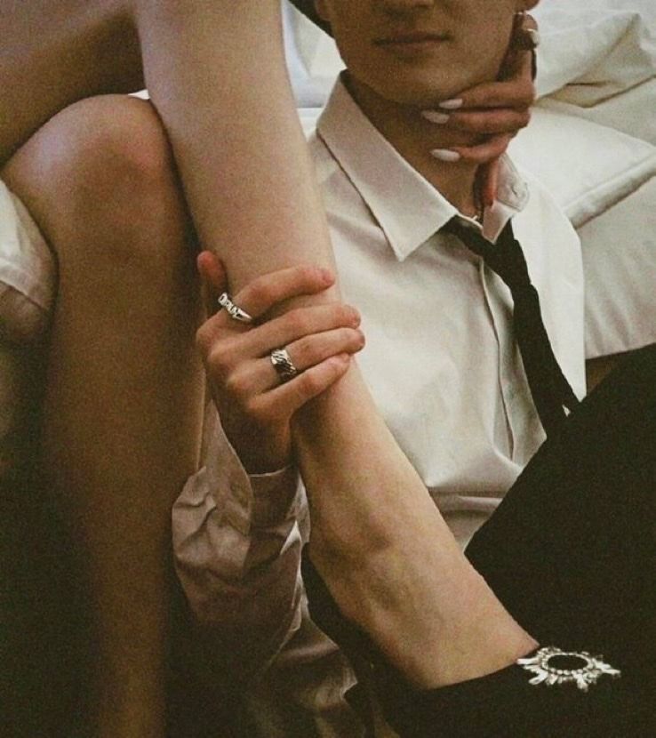 Мужчина у женских ног