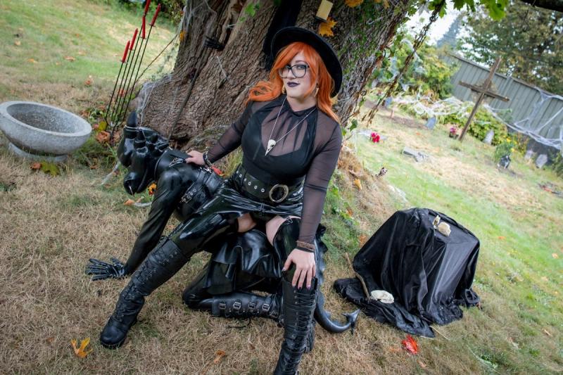 Госпожа сидит сидит на спине своего нижнего